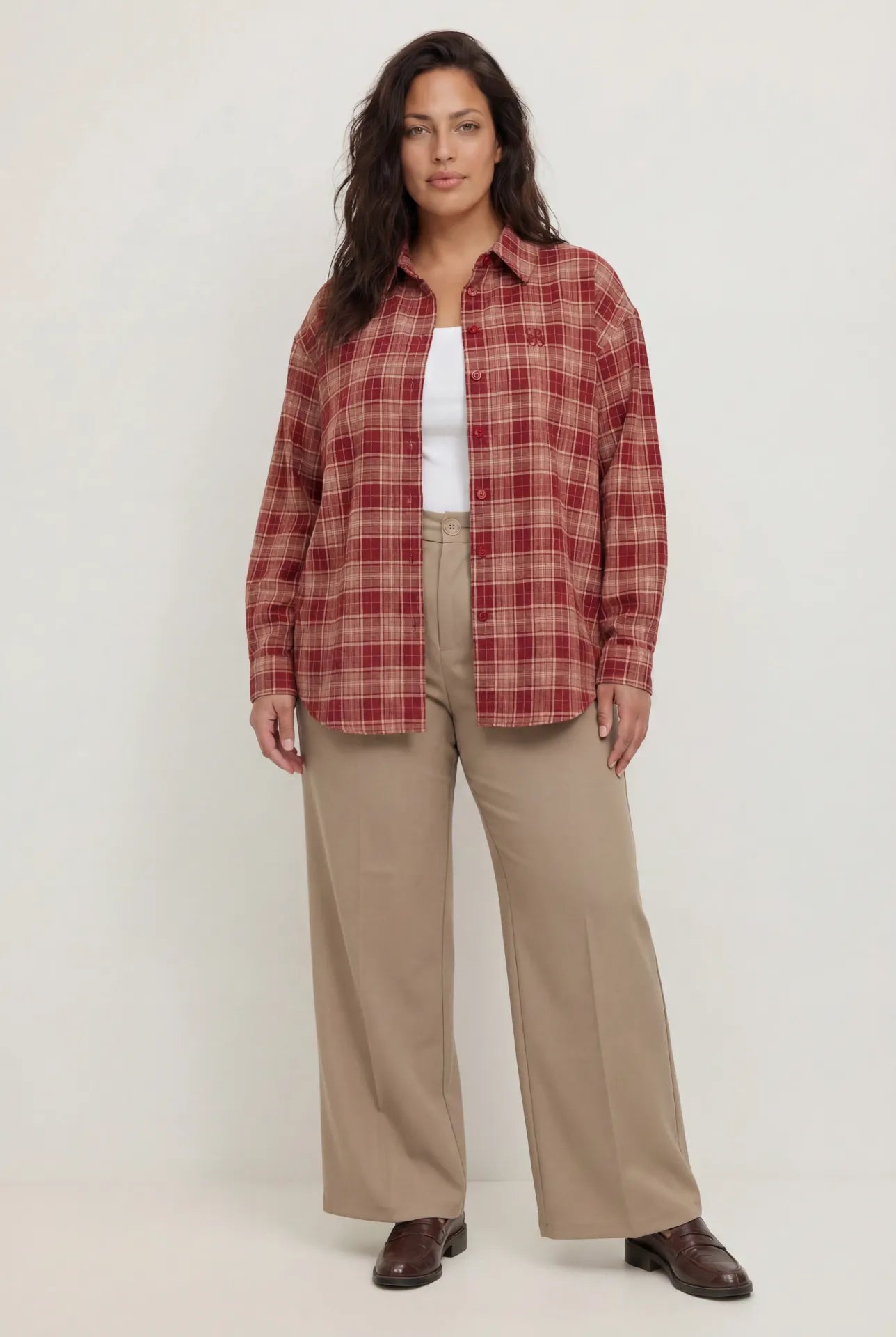 צילום דגם עם קולקציית מכנסיים