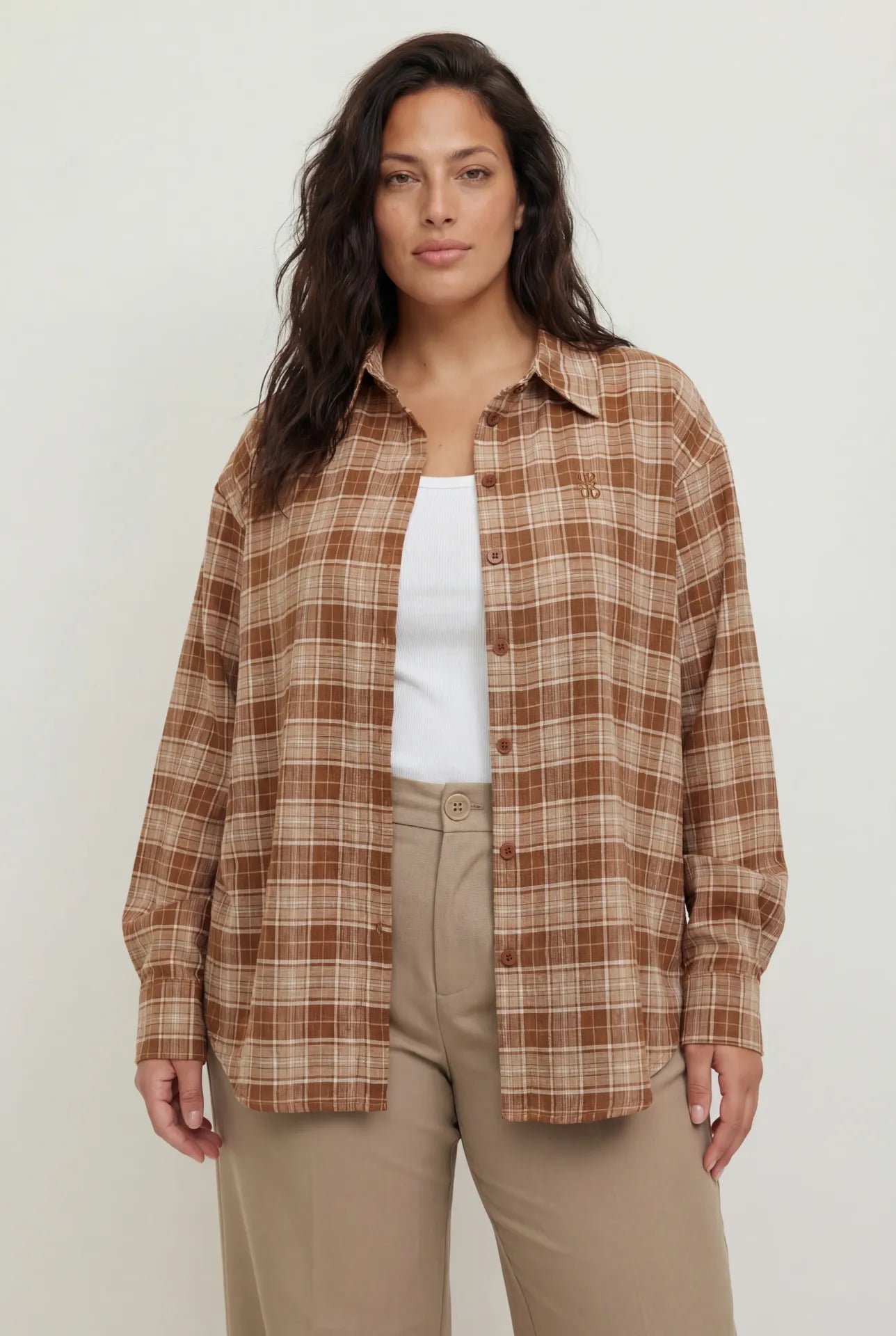 צילום דגם עם קולקציית מכנסיים