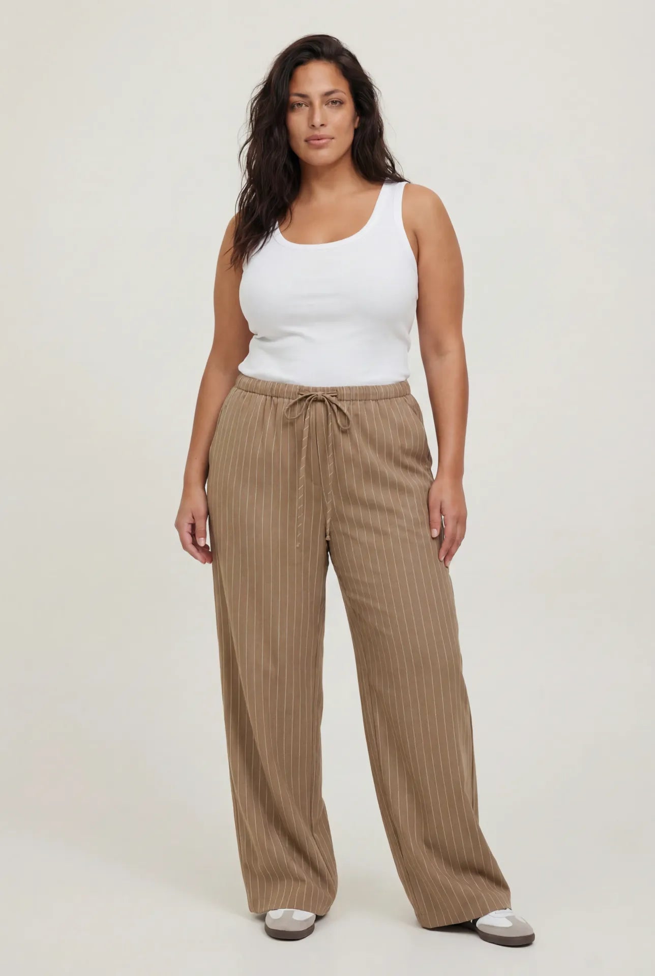 צילום דגם עם קולקציית מכנסיים