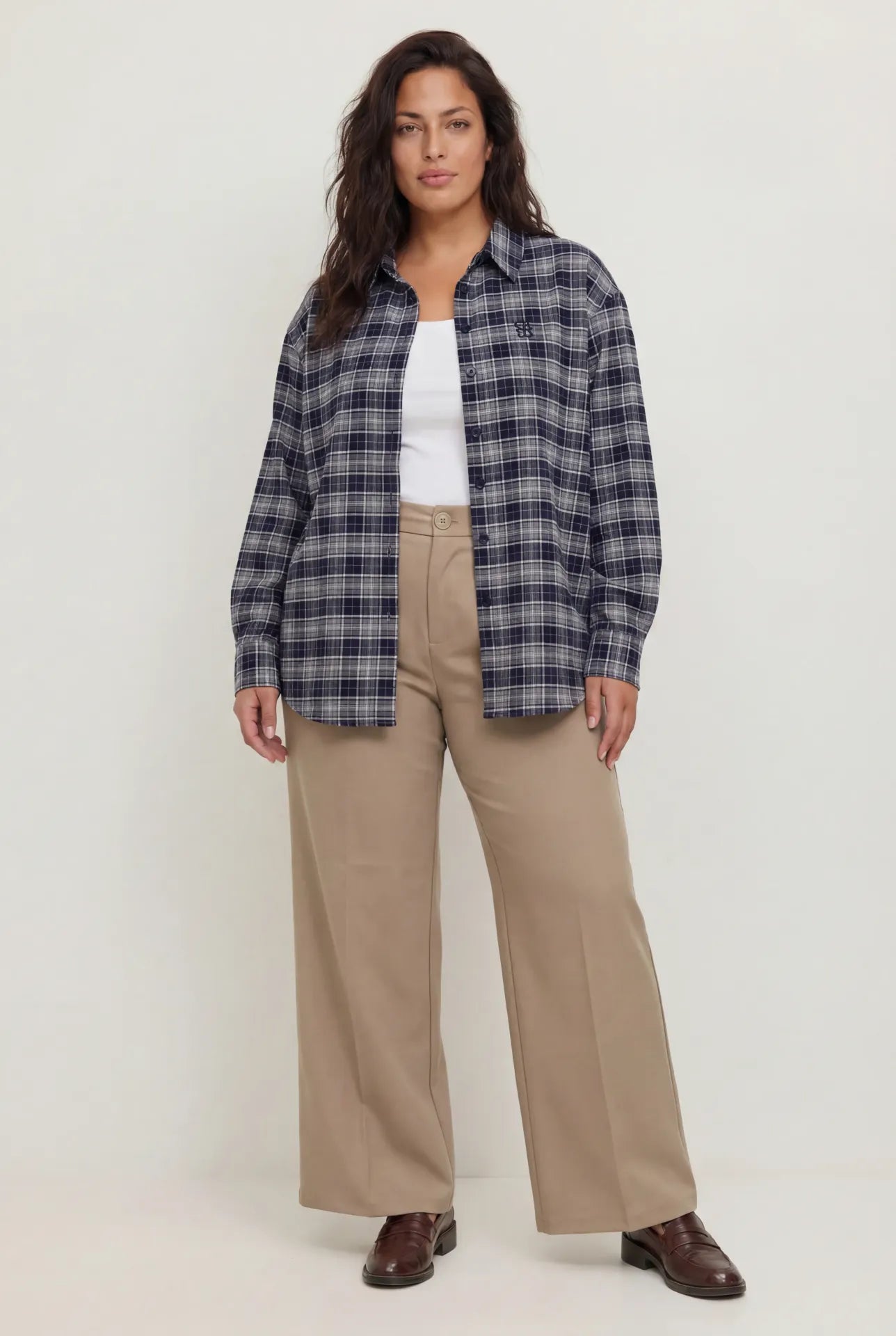 צילום דגם עם קולקציית מכנסיים