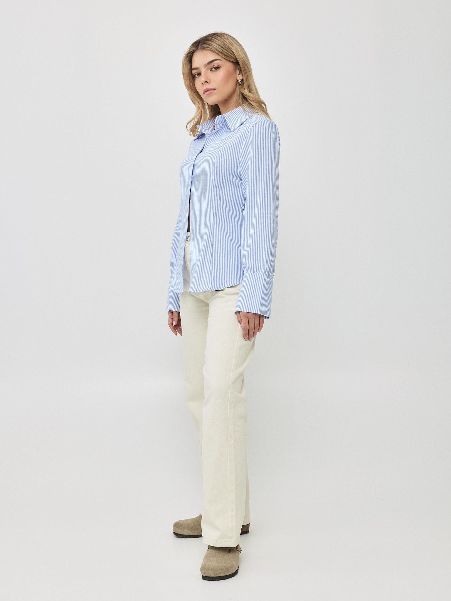 מכופתרת פסים הולי