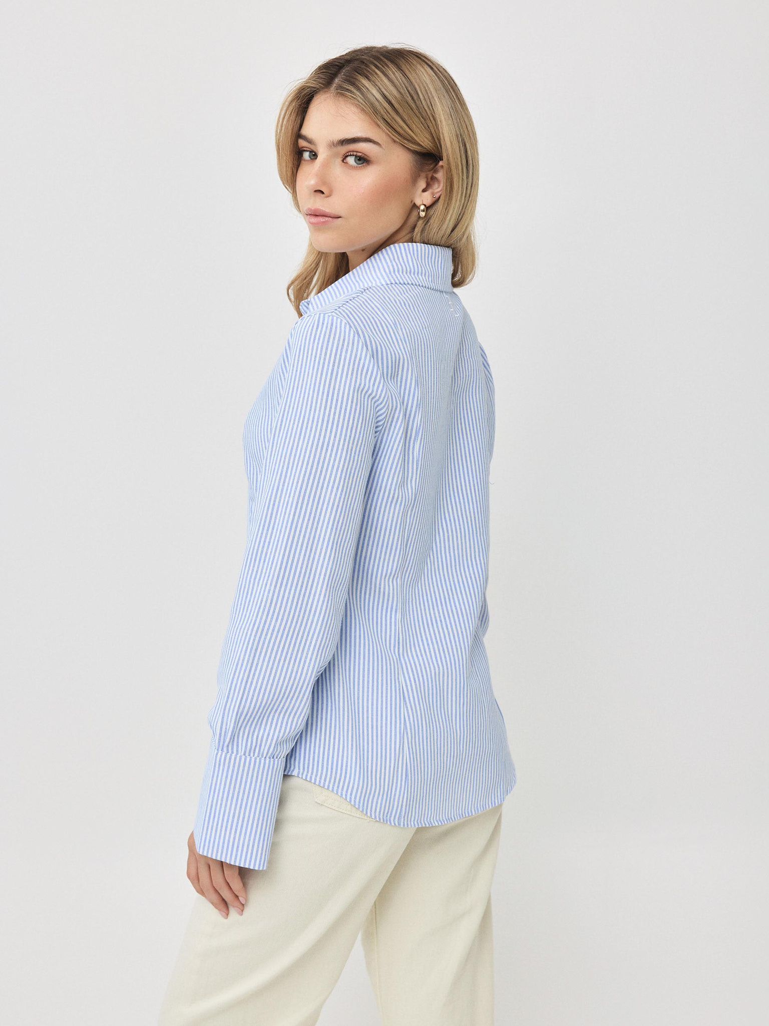 מכופתרת פסים הולי