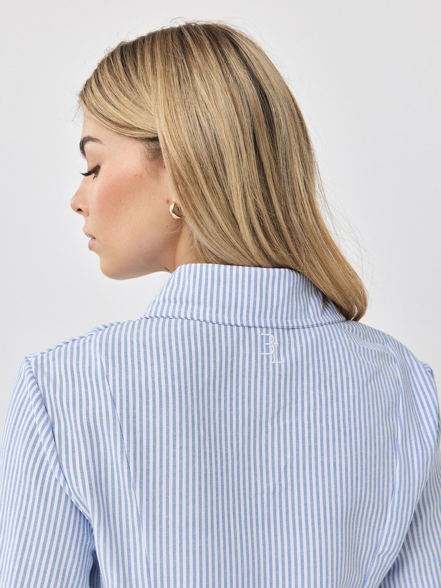 מכופתרת פסים הולי