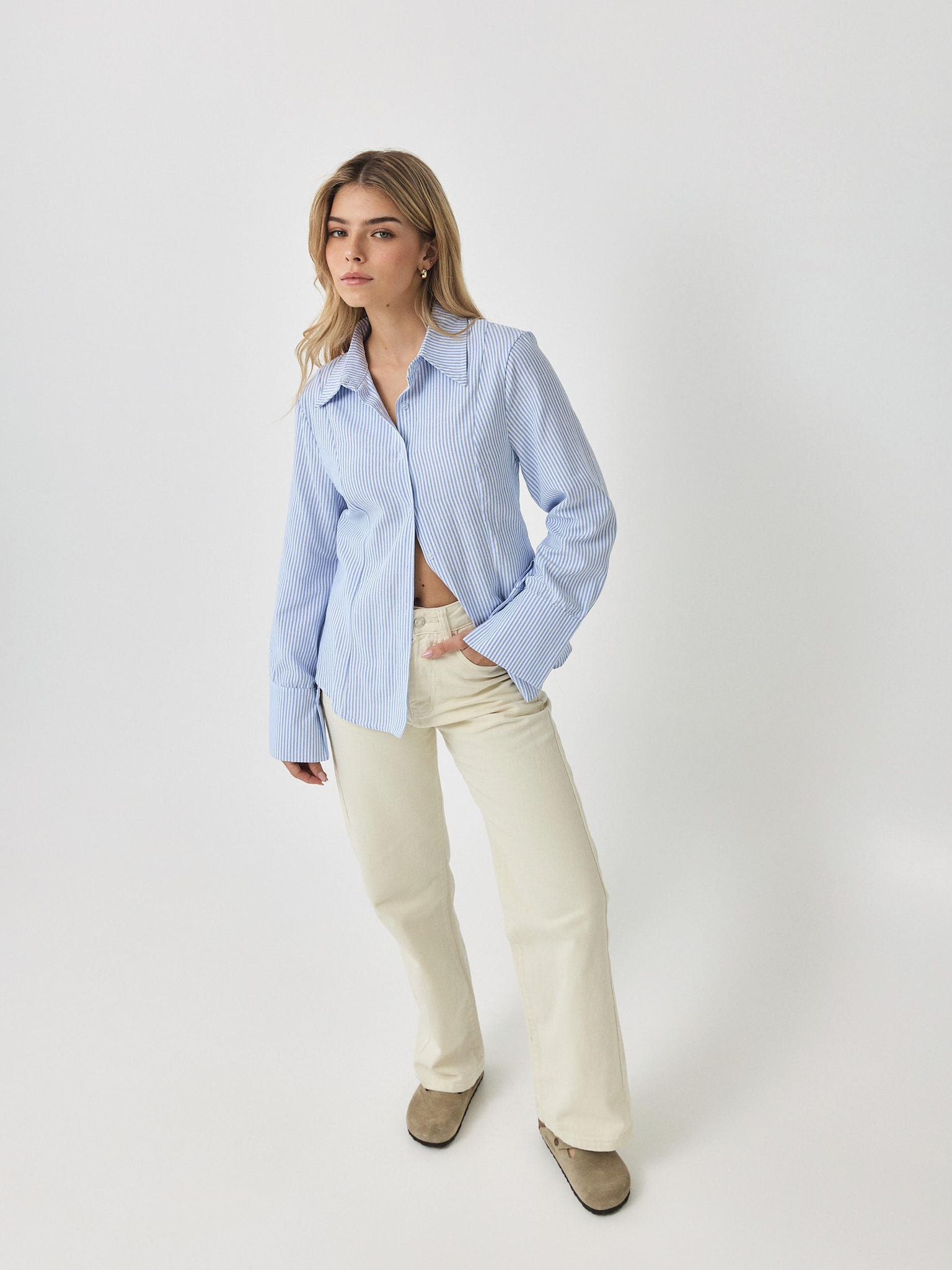 מכופתרת פסים הולי