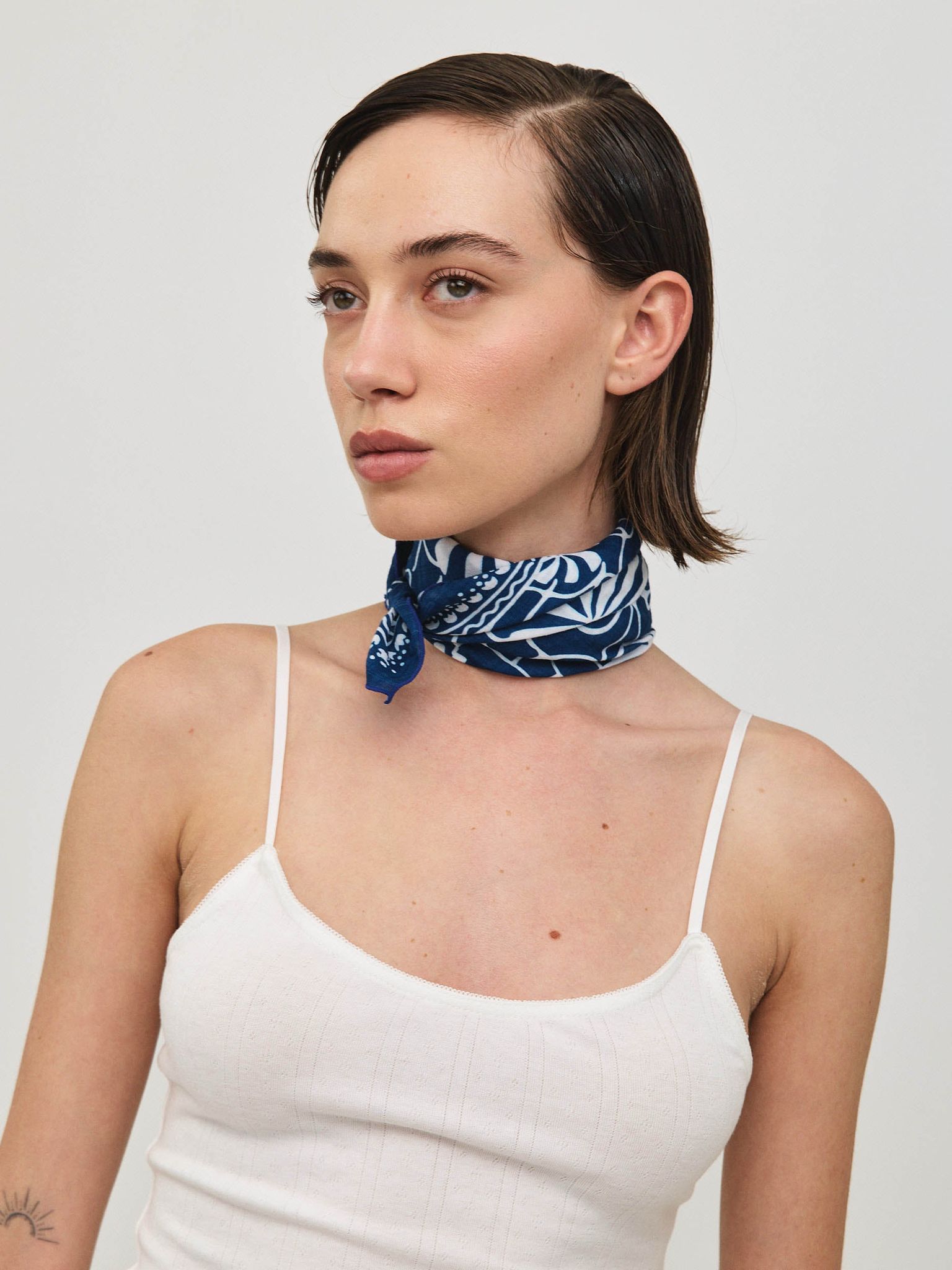 צעיף ריבועי פרח כחול