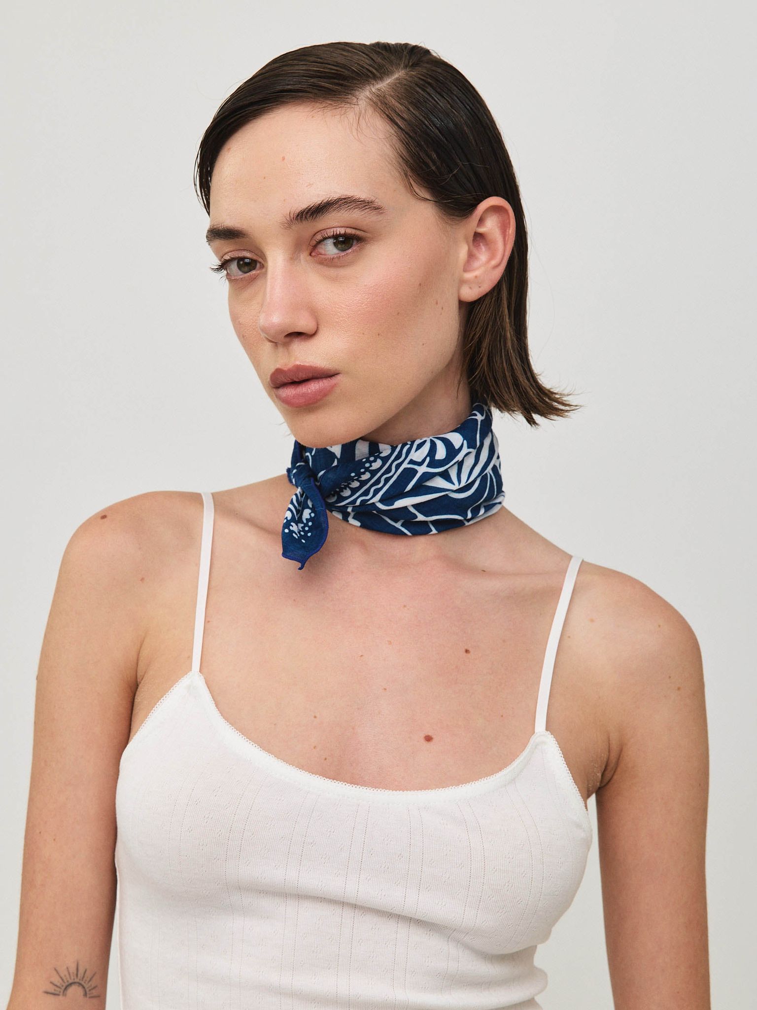 צעיף ריבועי פרח כחול