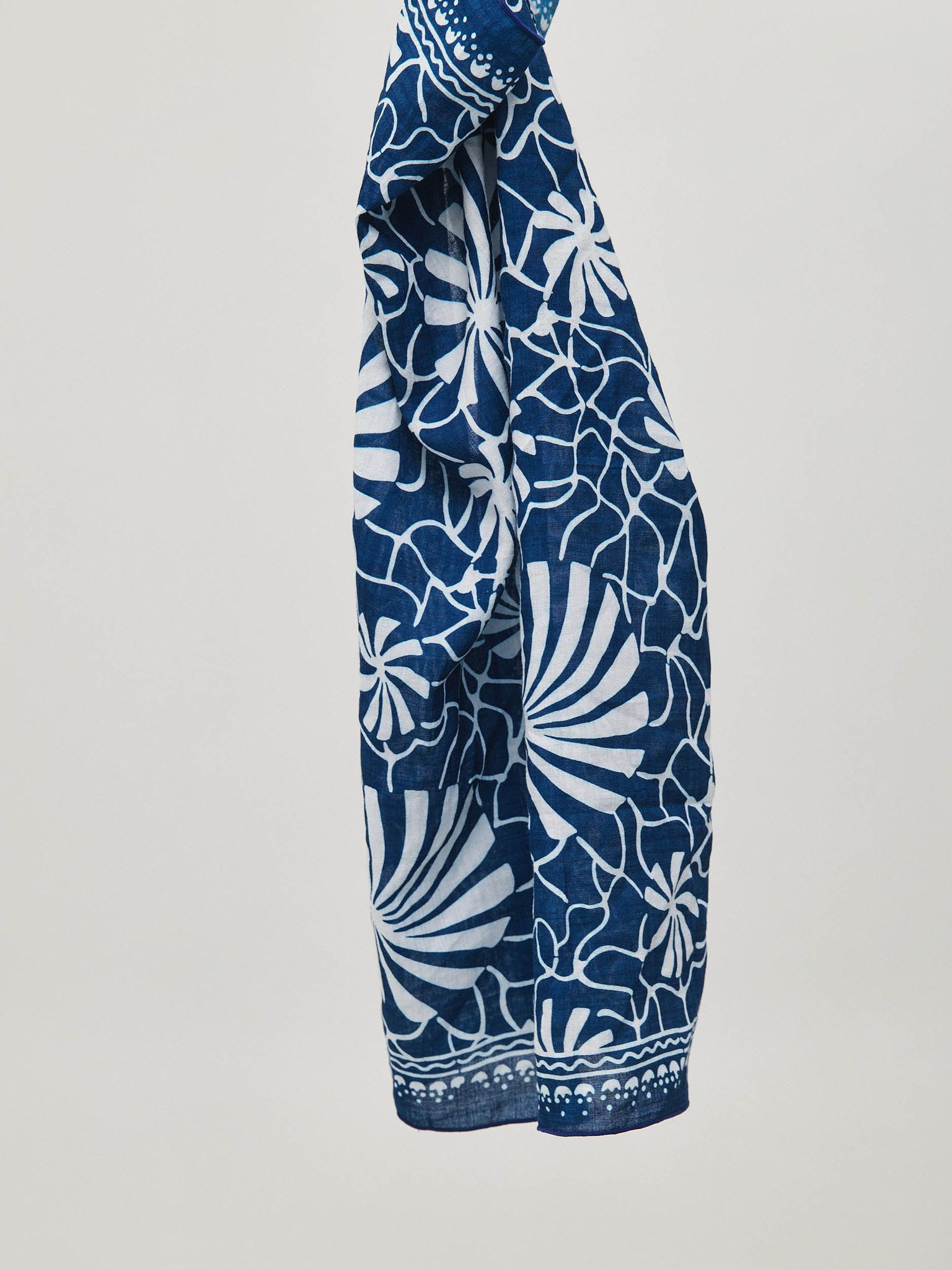 צעיף ריבועי פרח כחול