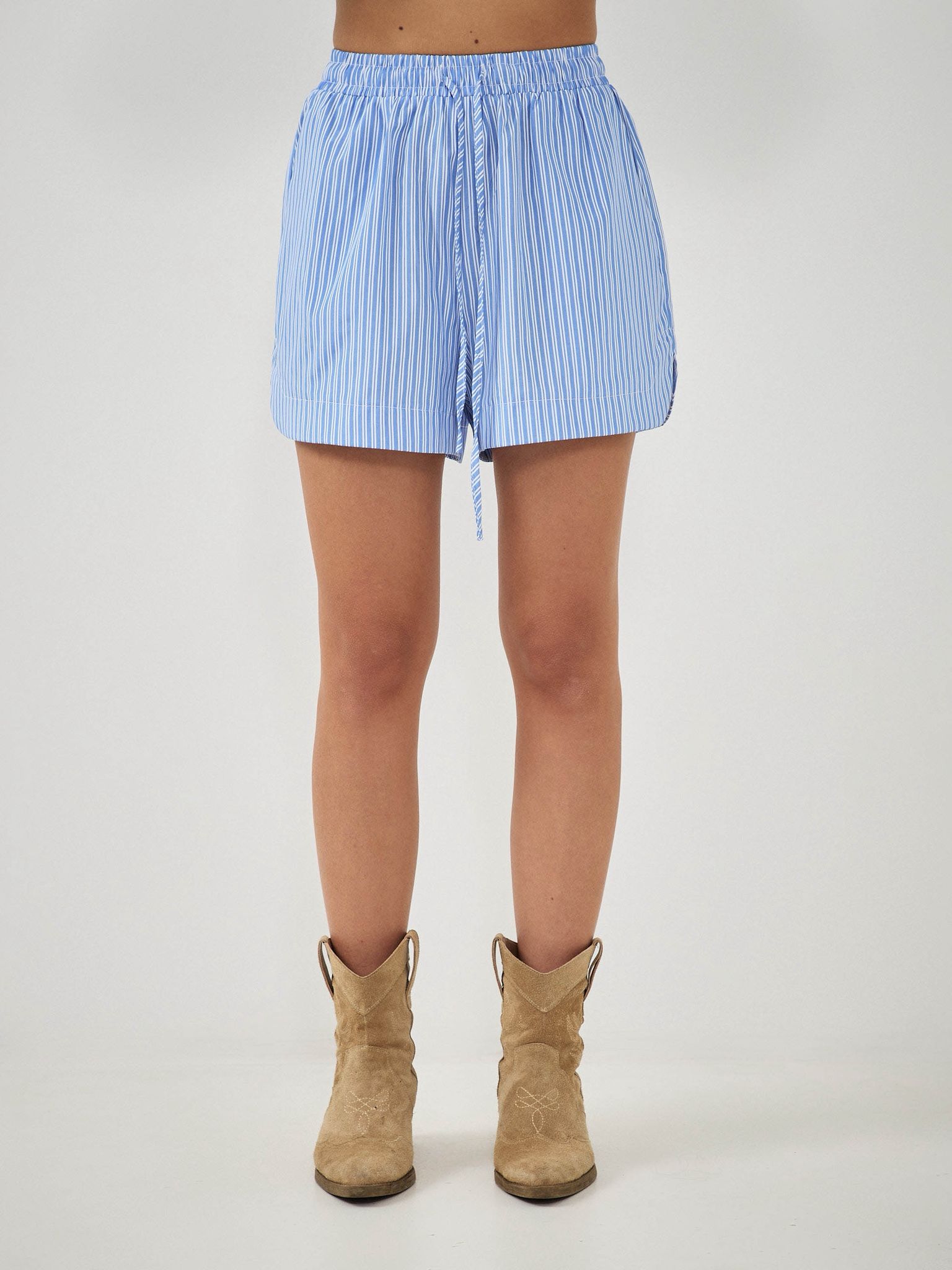 שורט פורטמן פסים