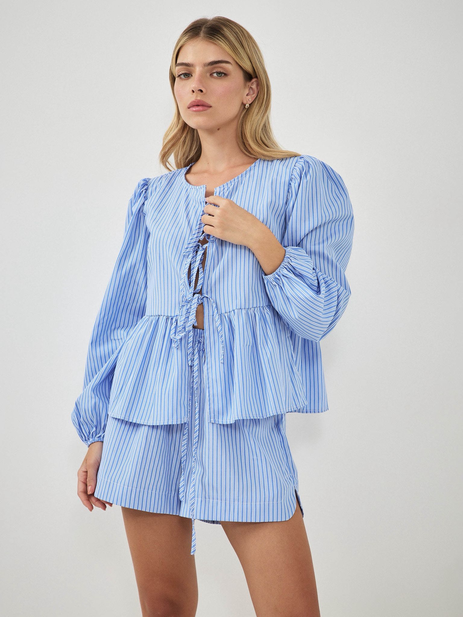 שורט פורטמן פסים