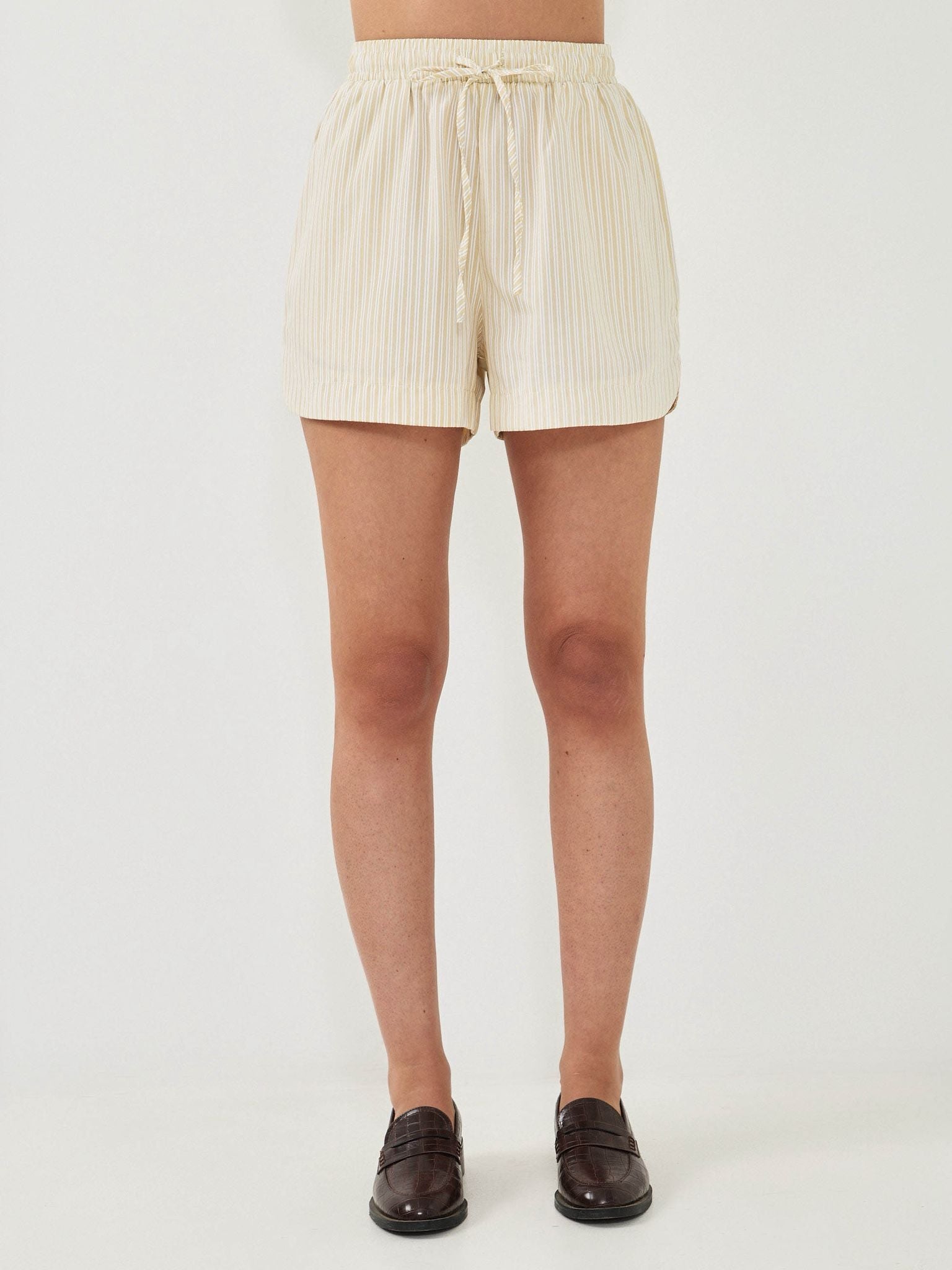 שורט פורטמן פסים