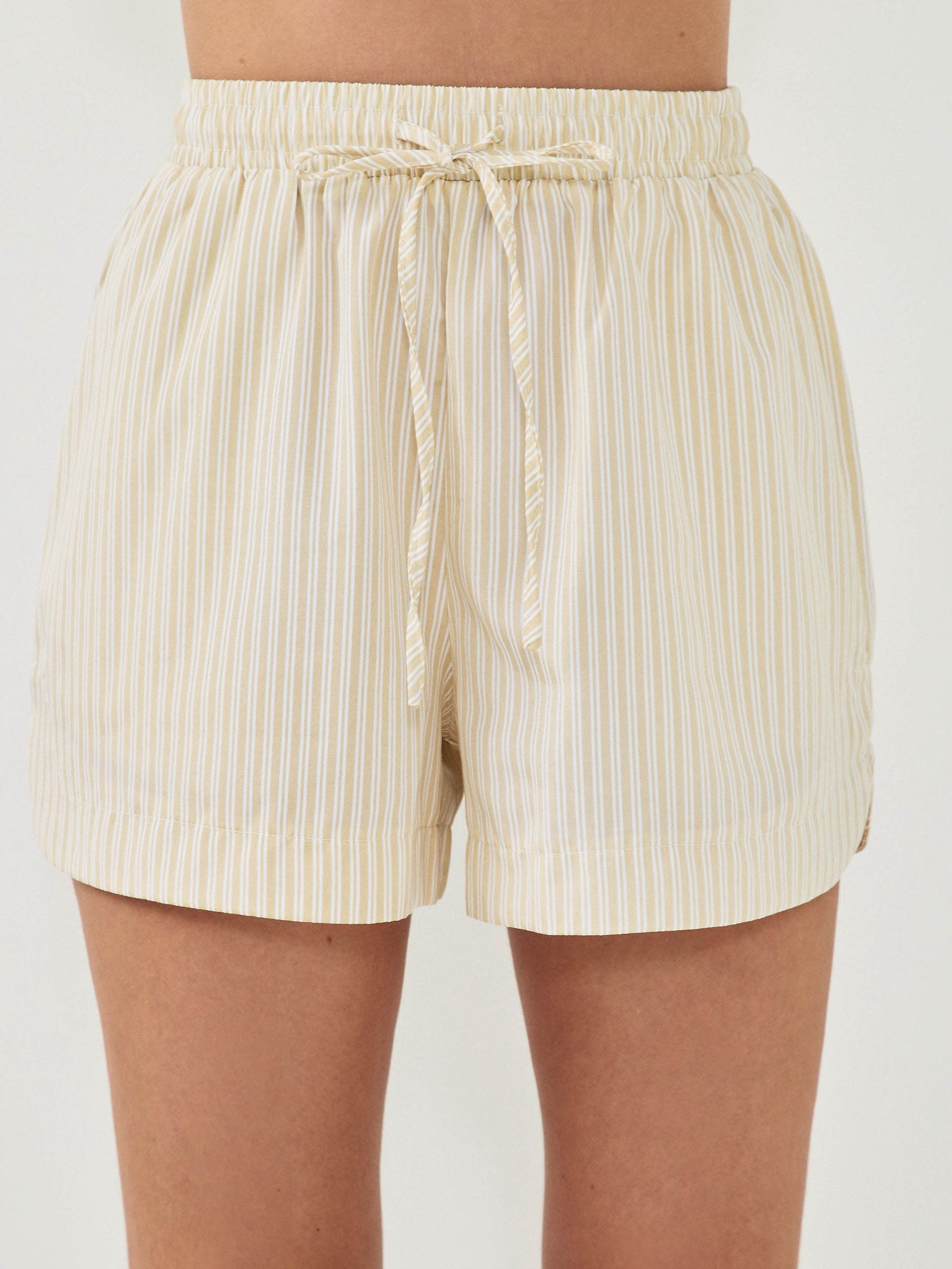 שורט פורטמן פסים