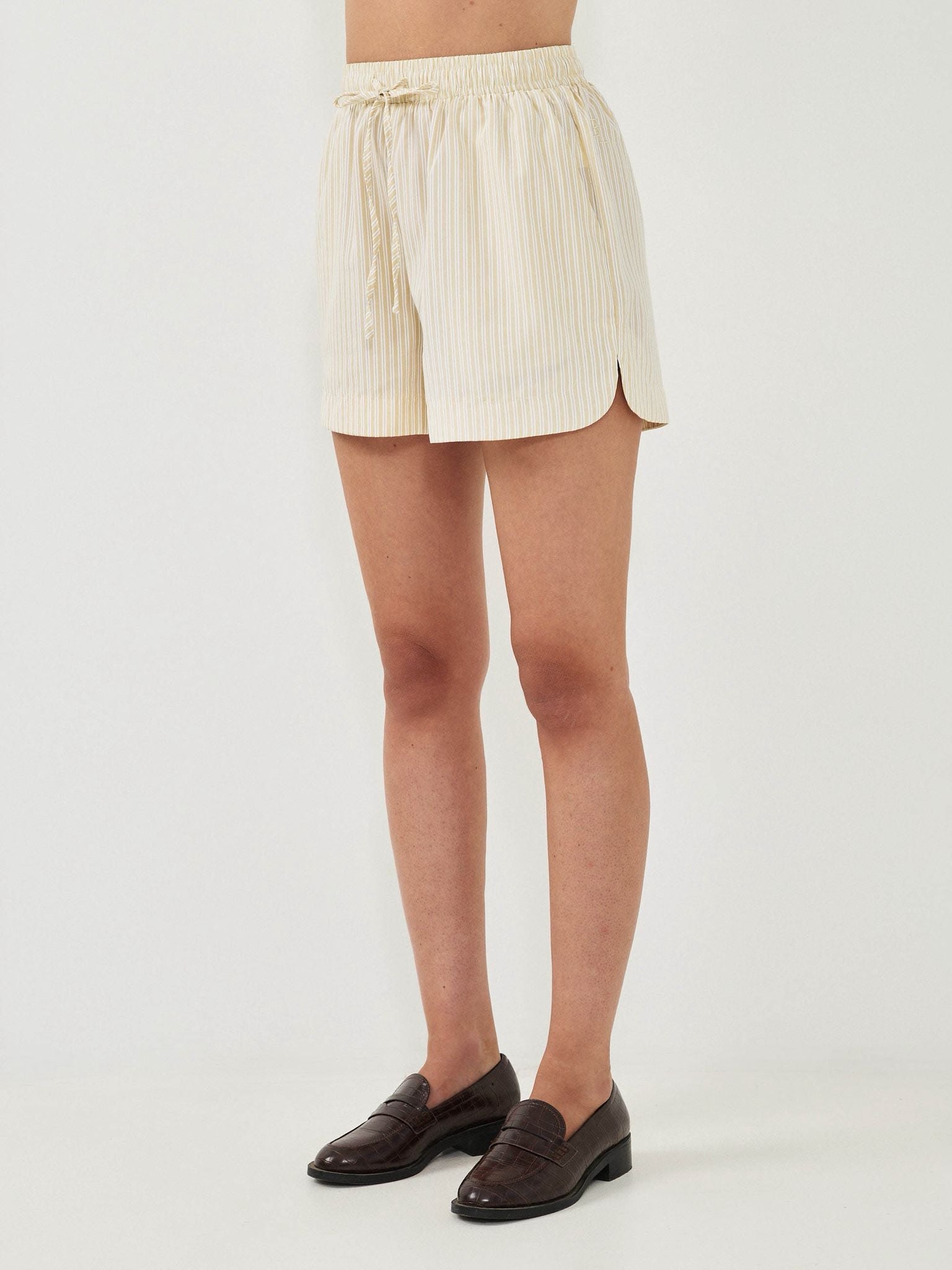 שורט פורטמן פסים