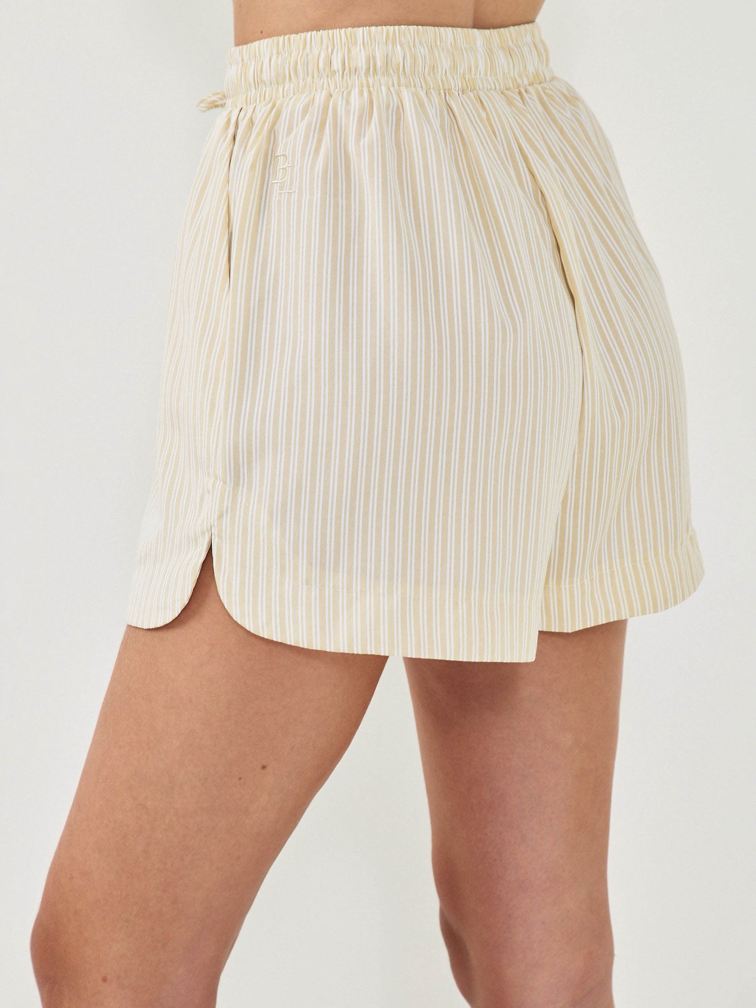 שורט פורטמן פסים