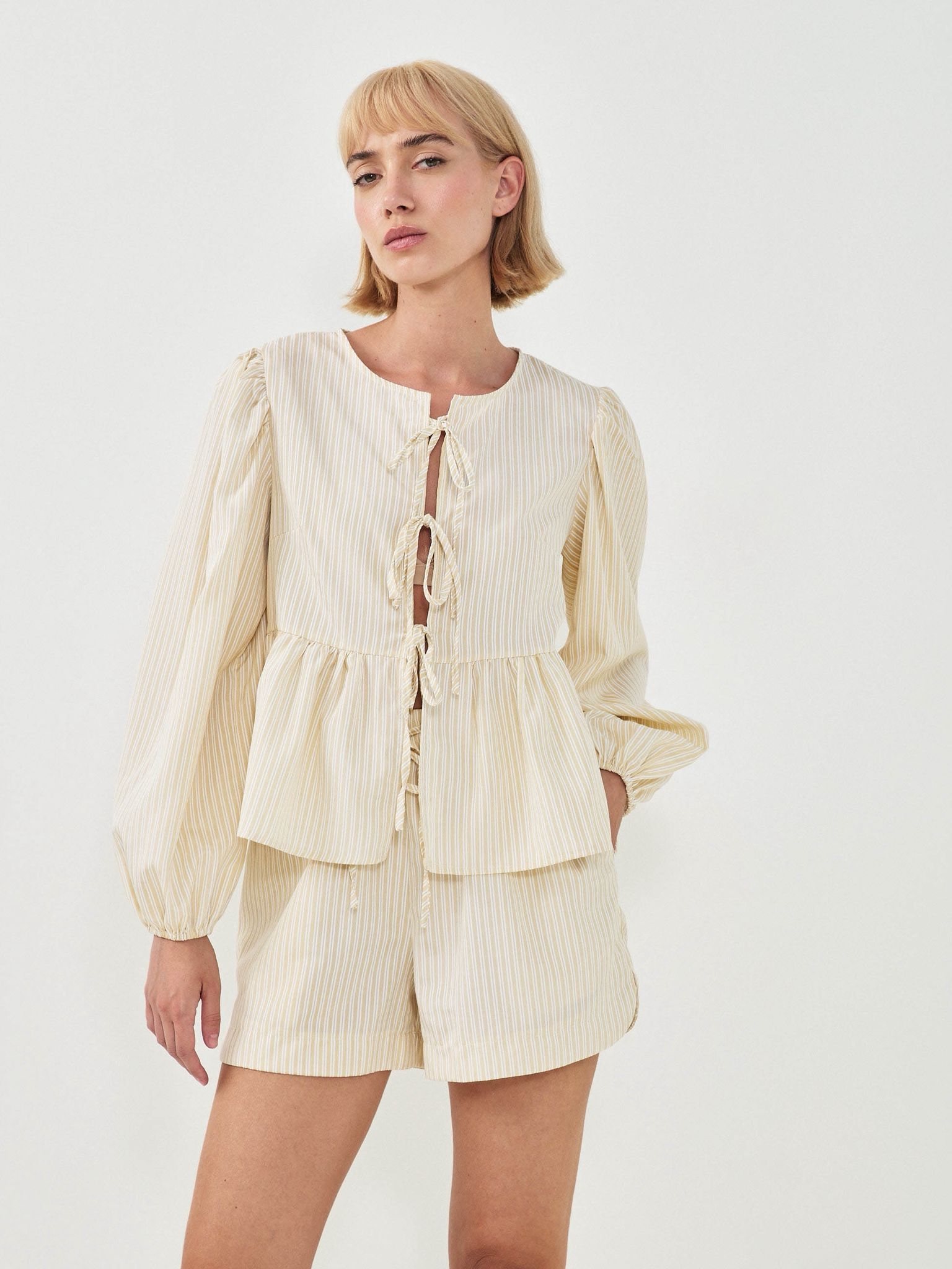 שורט פורטמן פסים