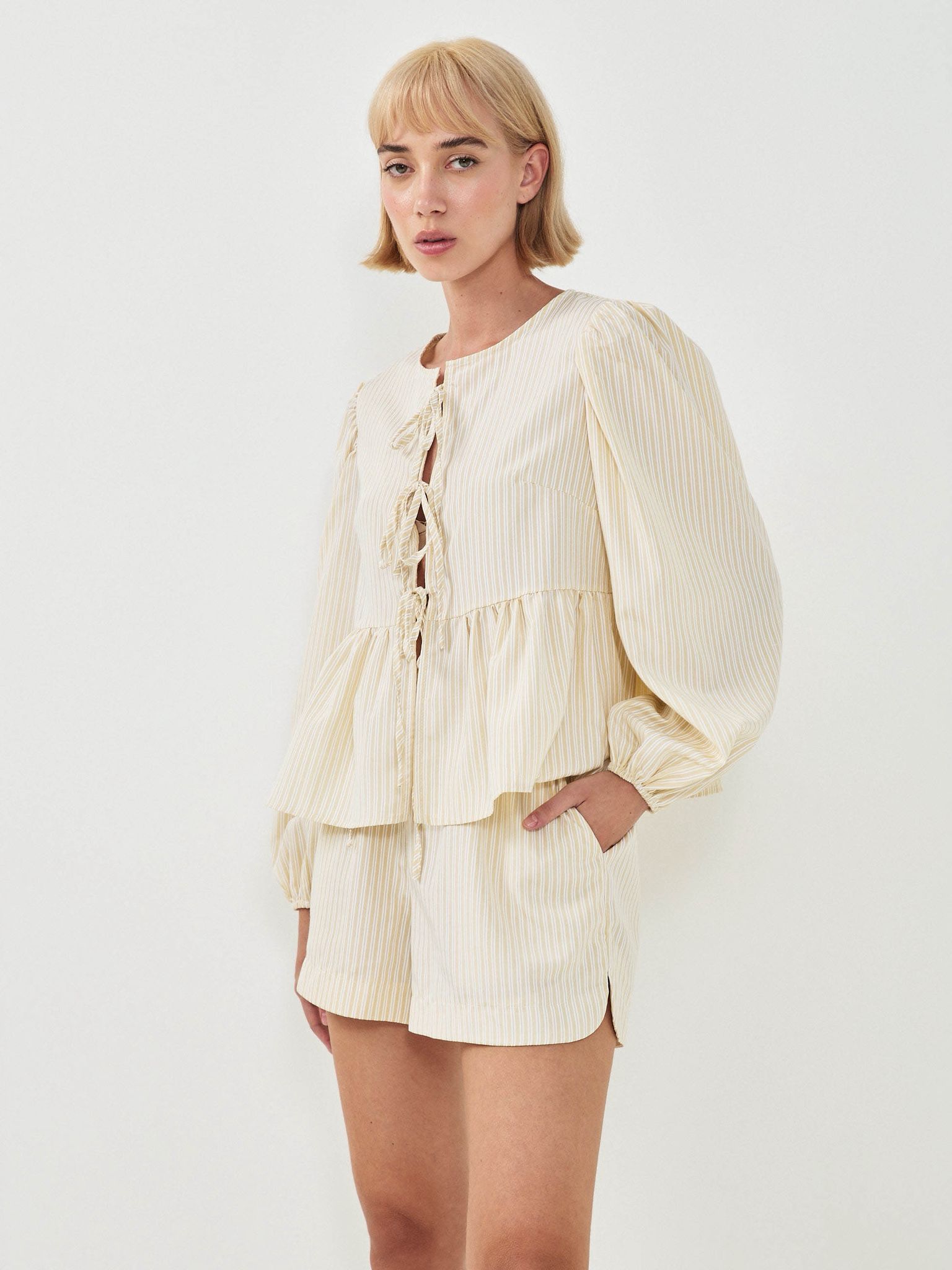 שורט פורטמן פסים