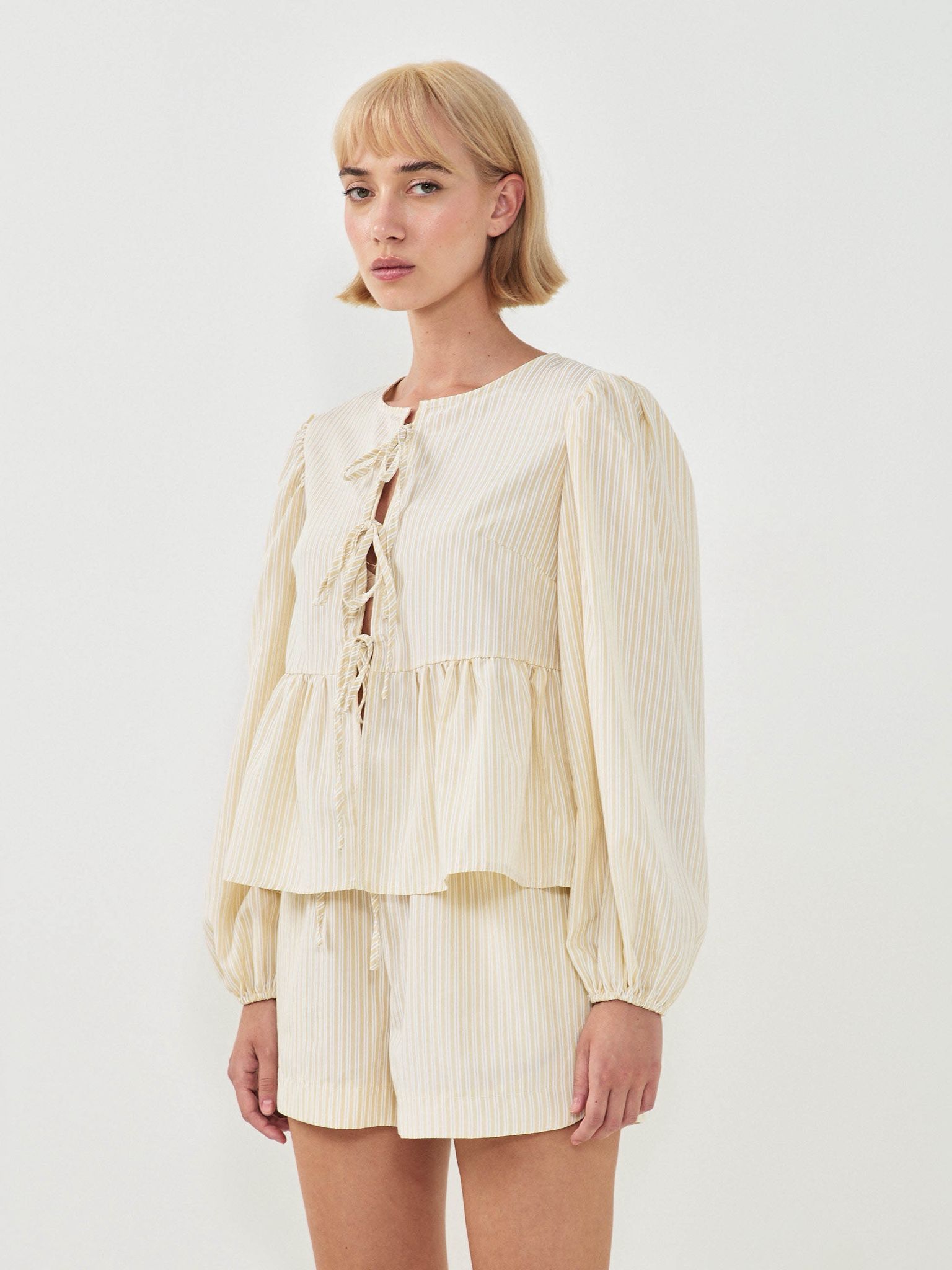 שורט פורטמן פסים