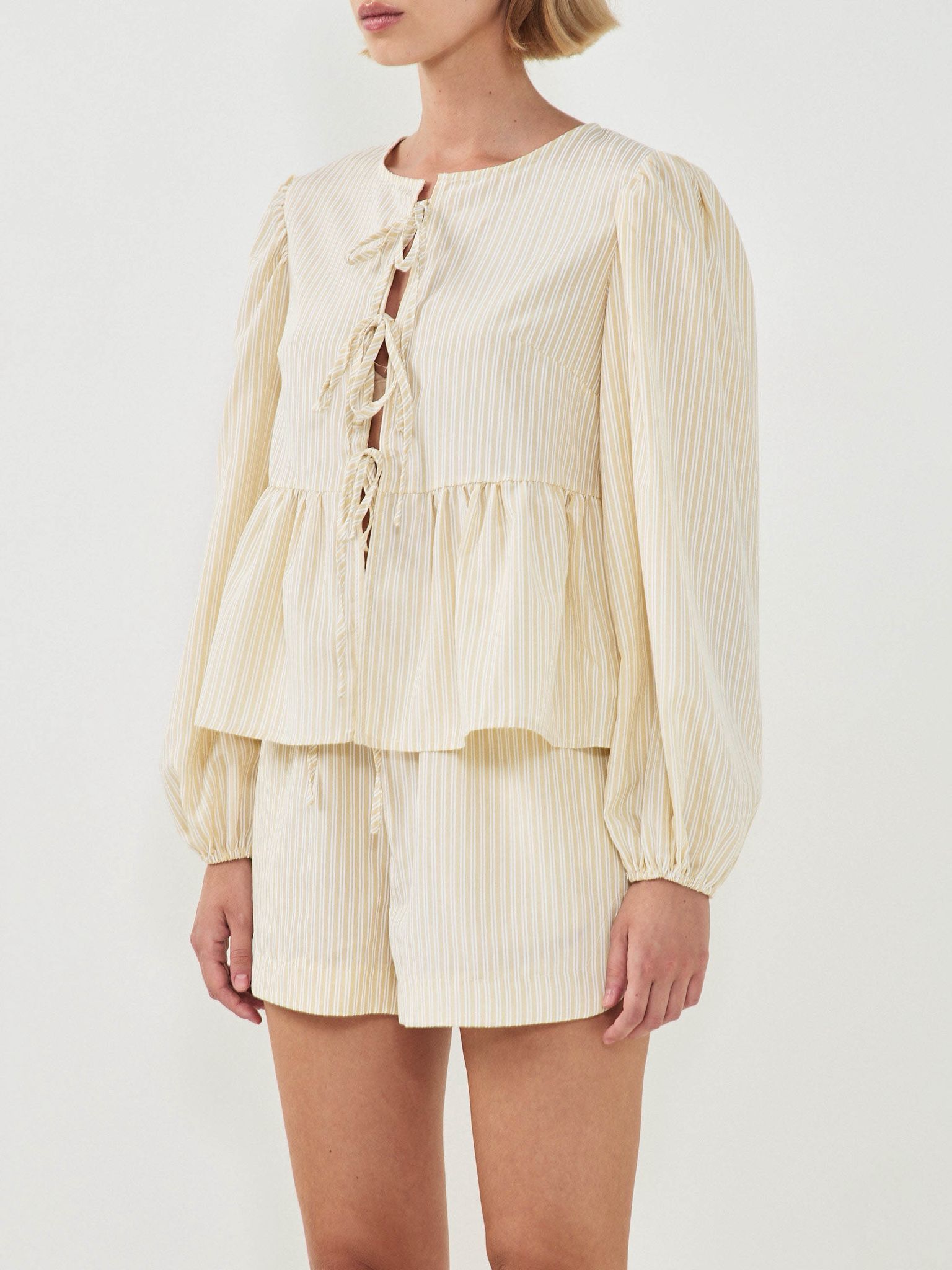 שורט פורטמן פסים