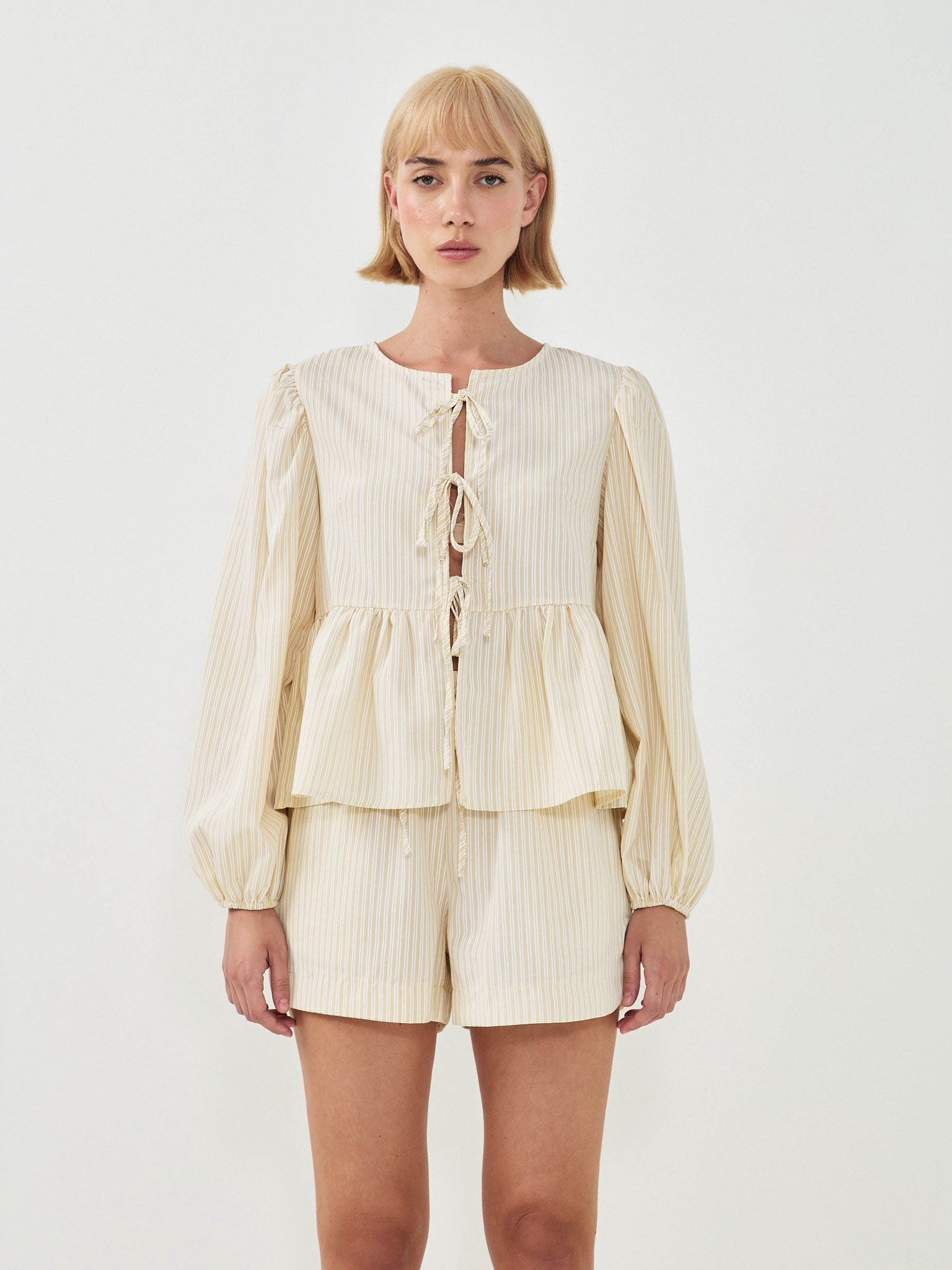 שורט פורטמן פסים