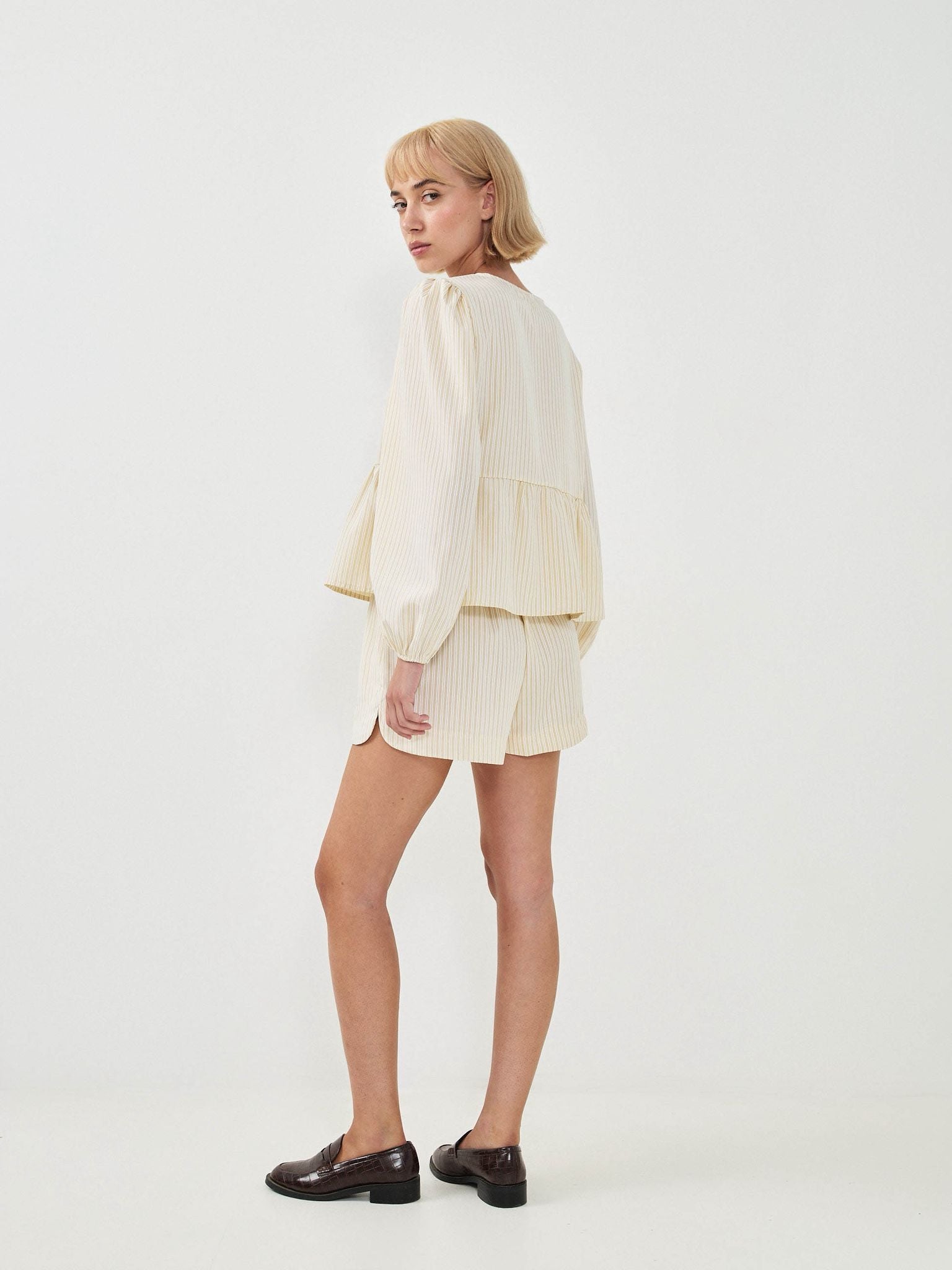 שורט פורטמן פסים