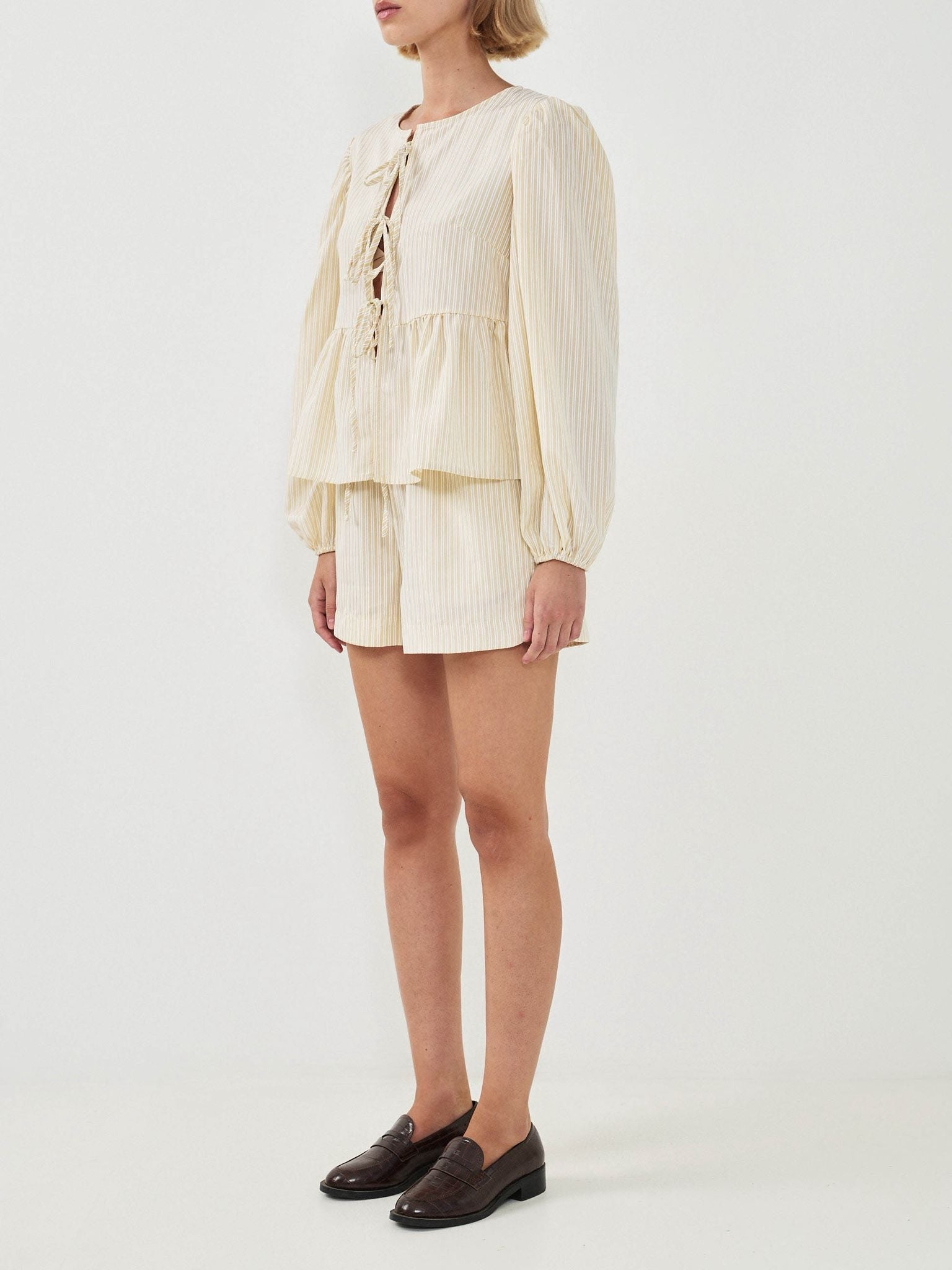 שורט פורטמן פסים