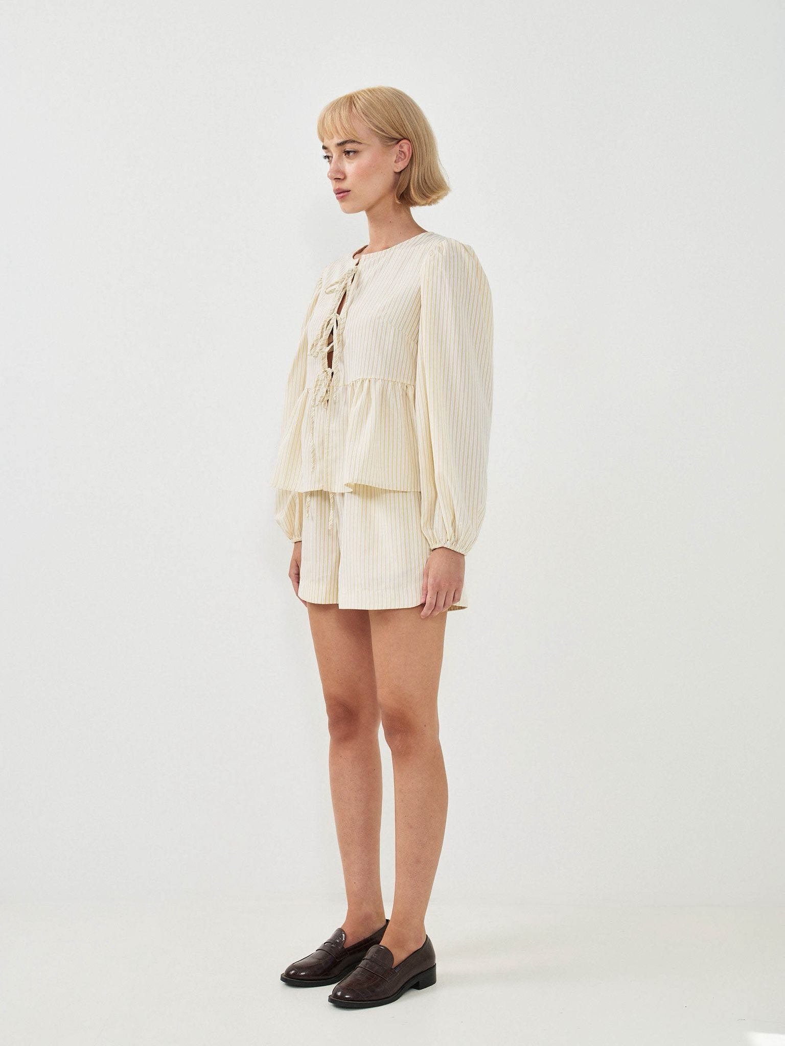 שורט פורטמן פסים