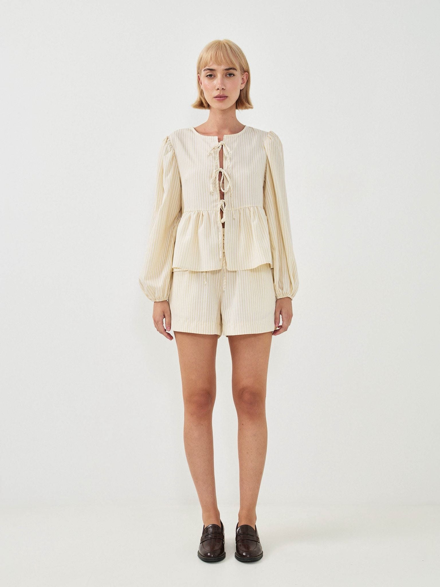 שורט פורטמן פסים