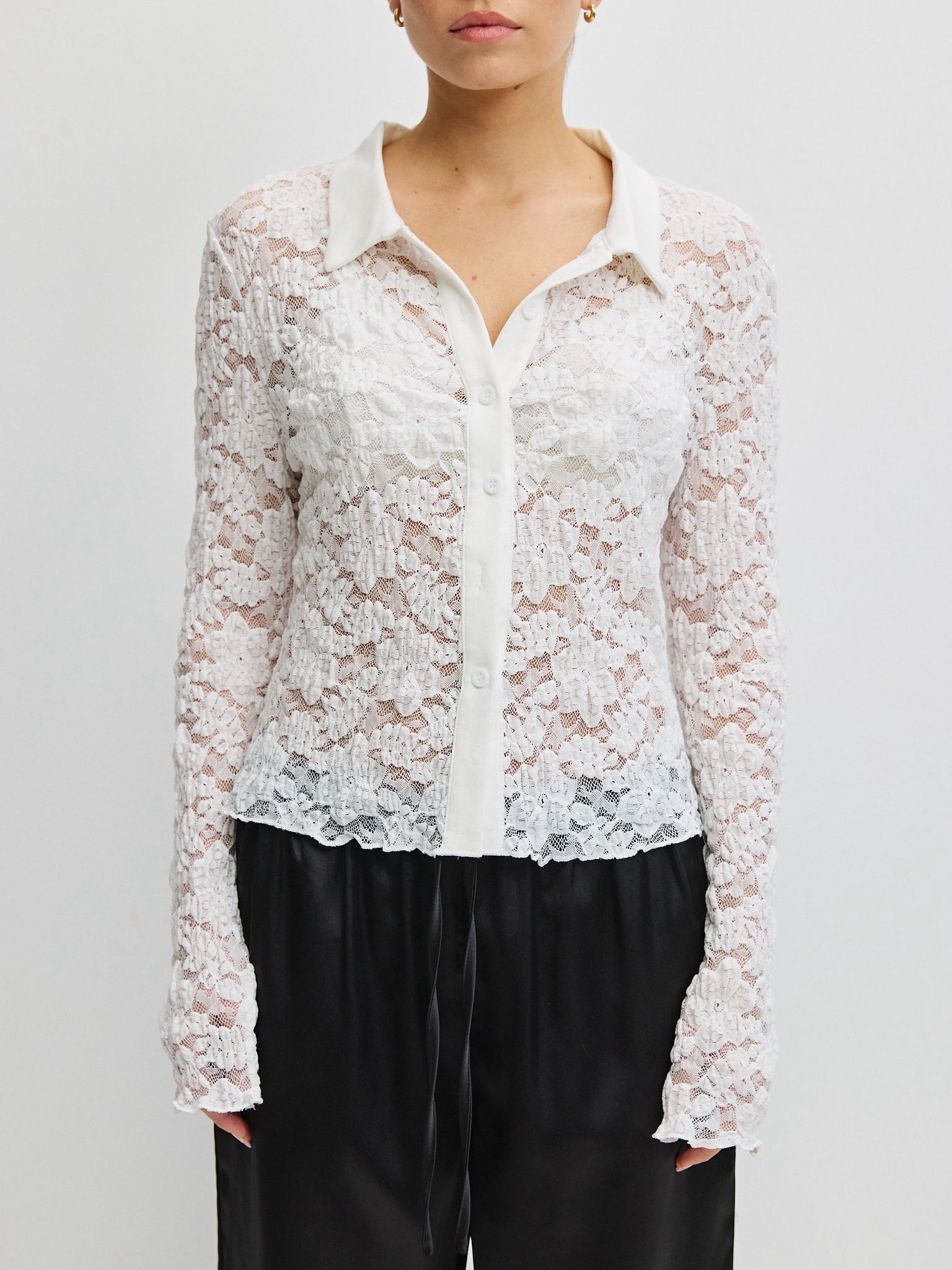 מכופתרת הייזל תחרה