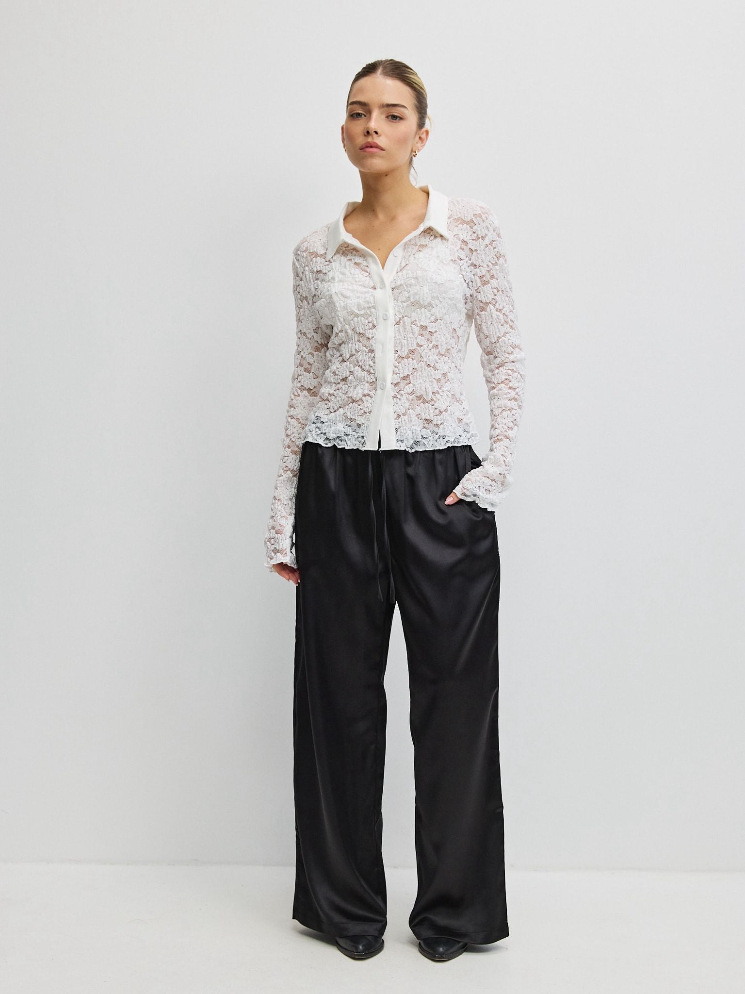 מכופתרת הייזל תחרה