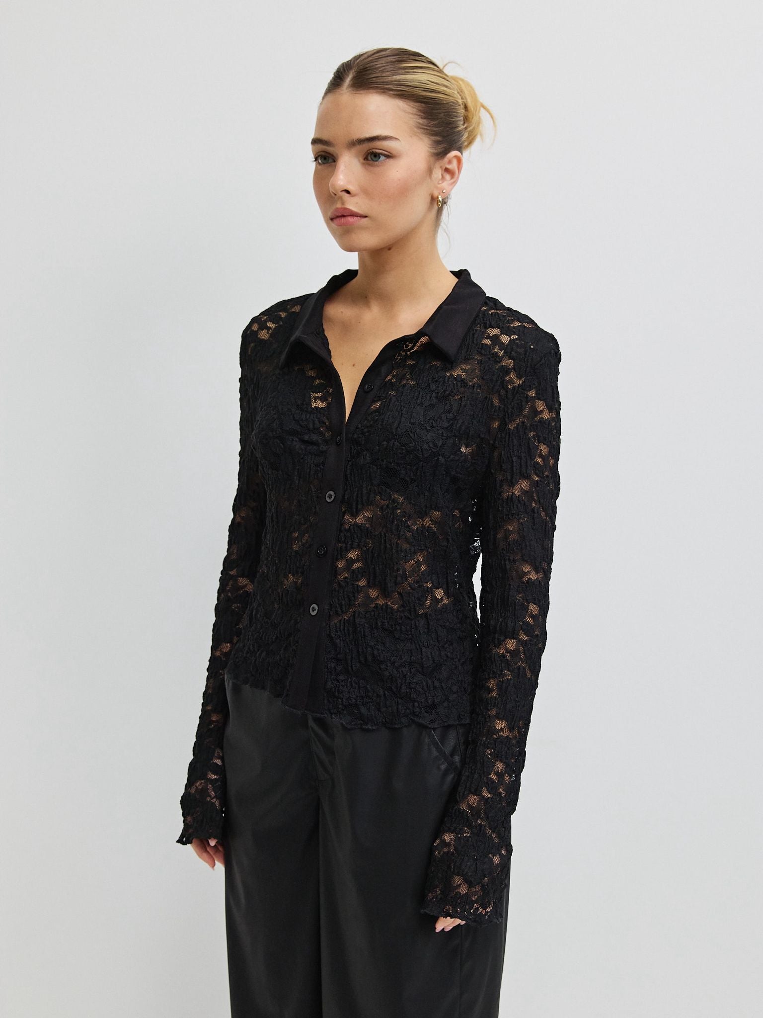 מכופתרת הייזל תחרה