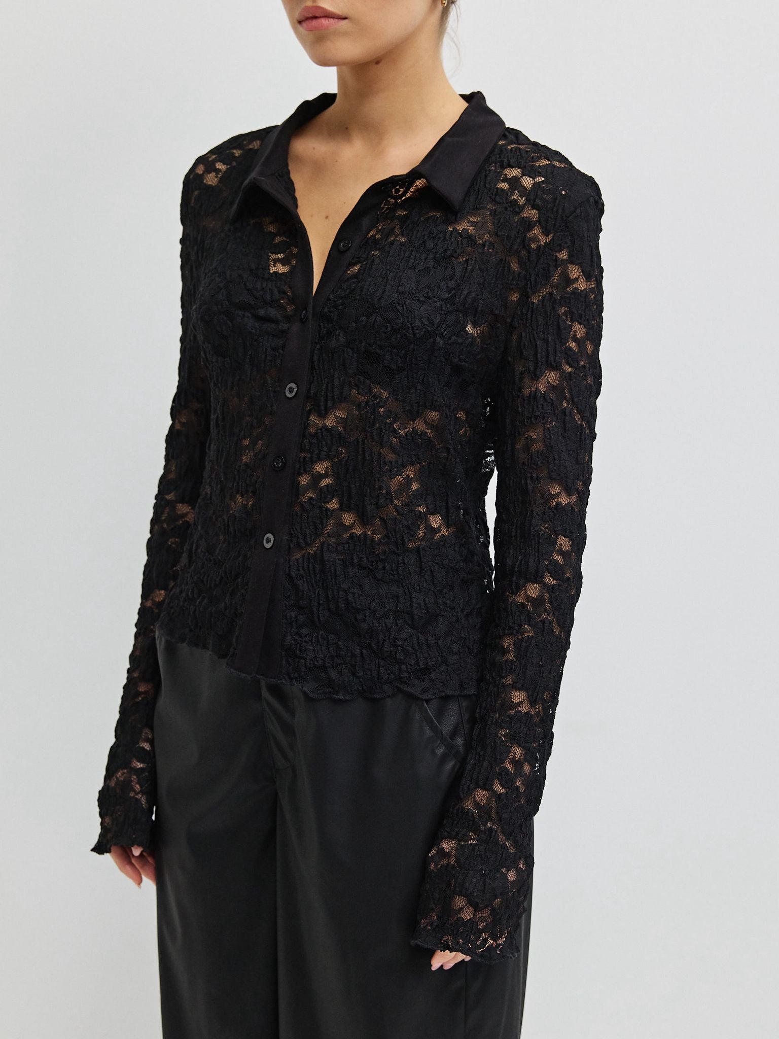 מכופתרת הייזל תחרה