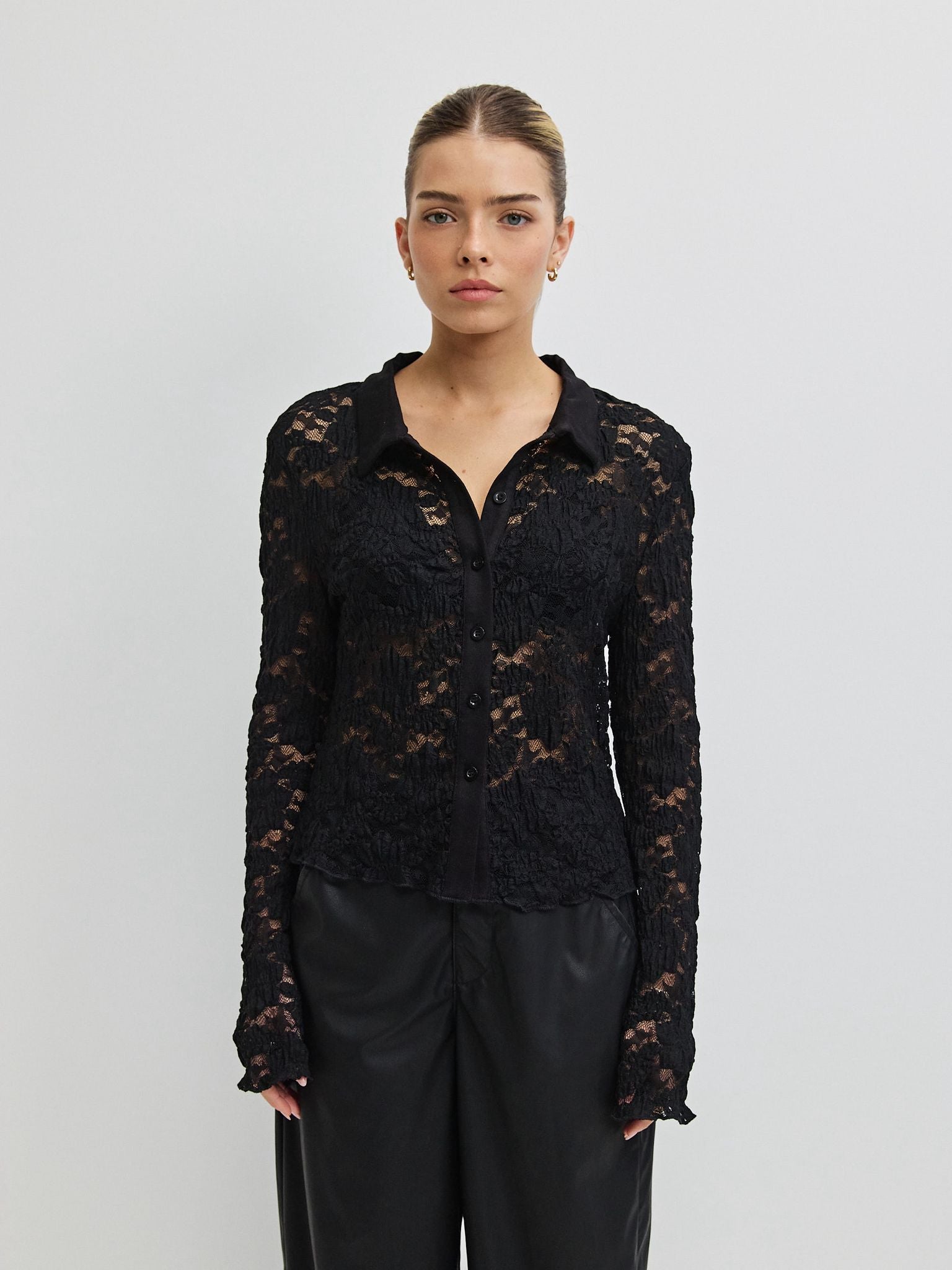 מכופתרת הייזל תחרה