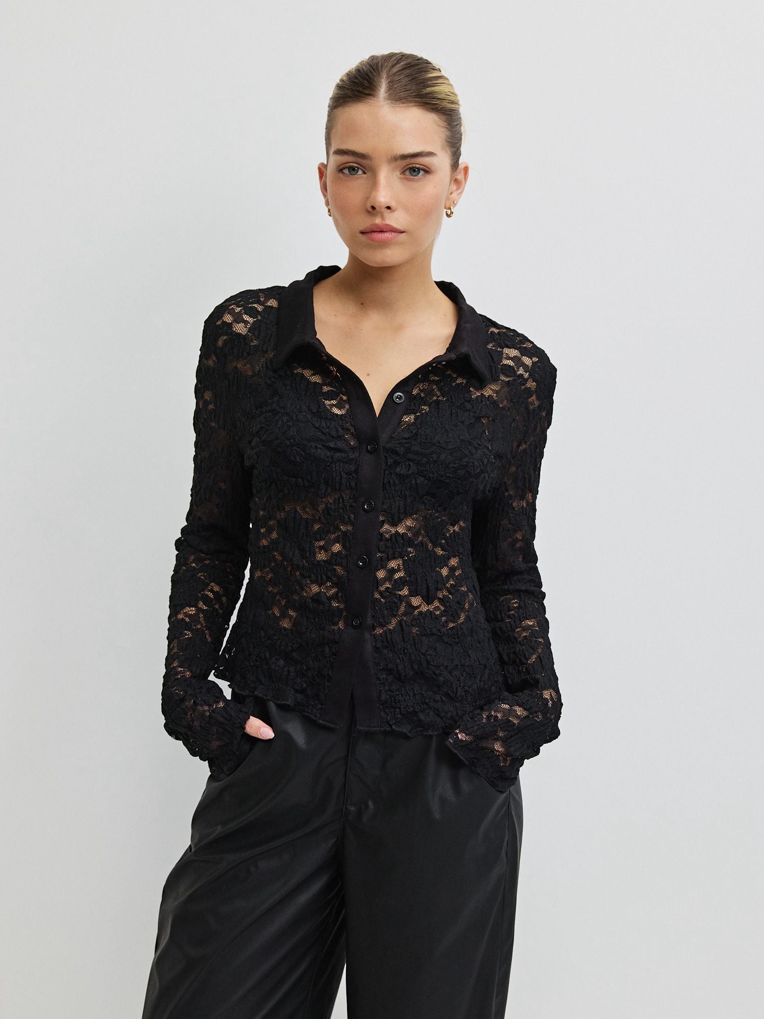 מכופתרת הייזל תחרה