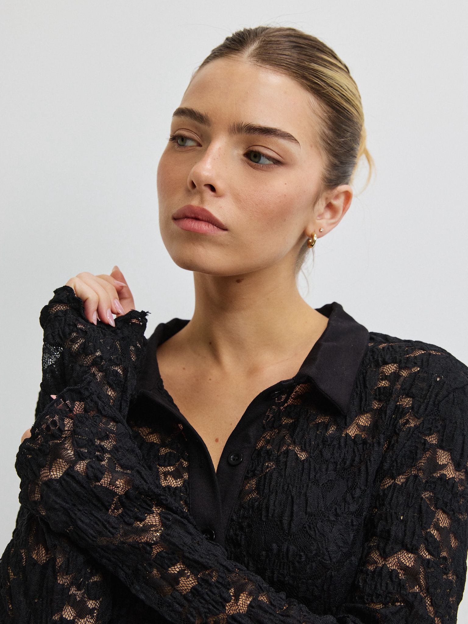 מכופתרת הייזל תחרה