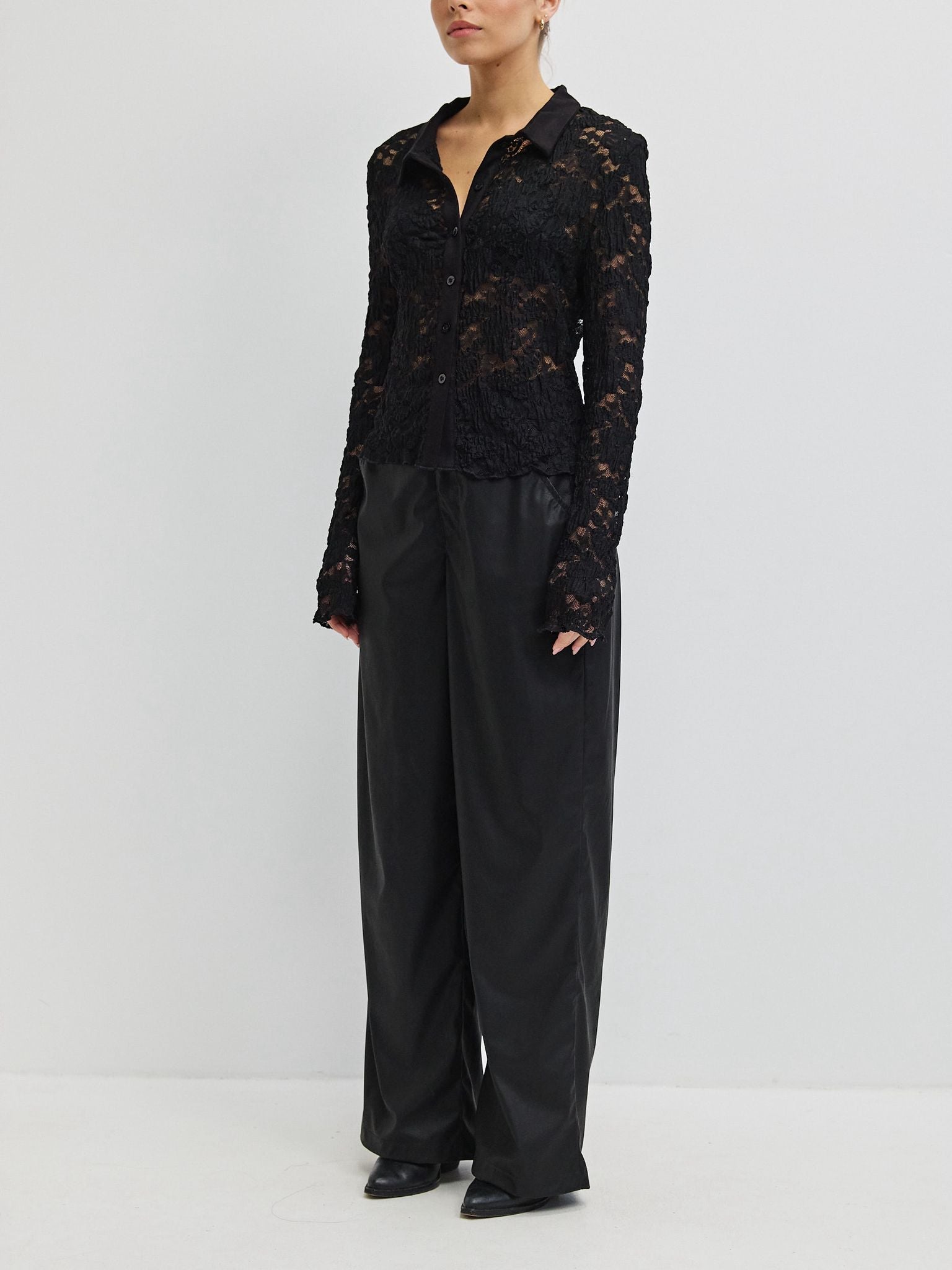 מכופתרת הייזל תחרה