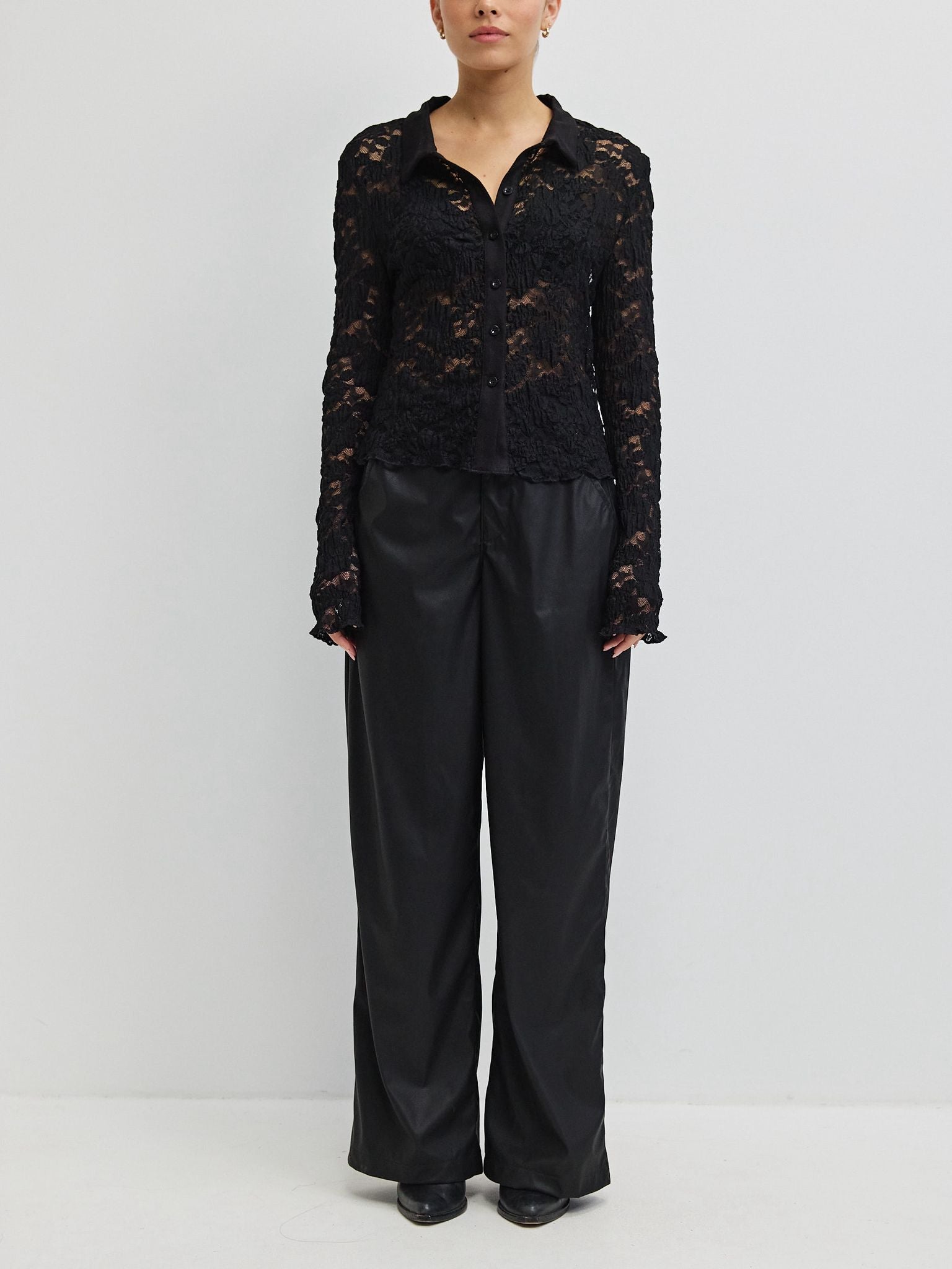 מכופתרת הייזל תחרה