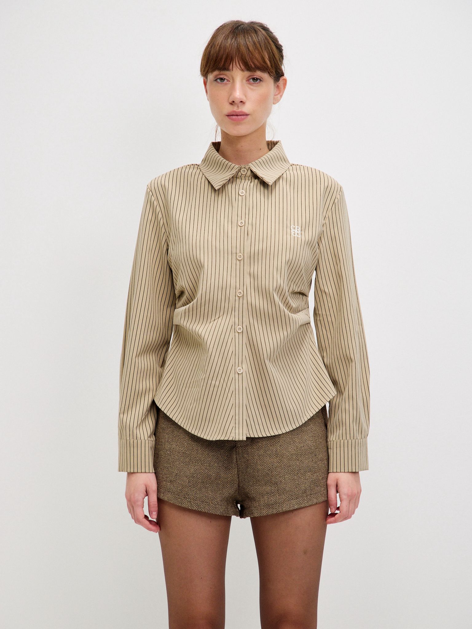 מכופתרת שילה פסים