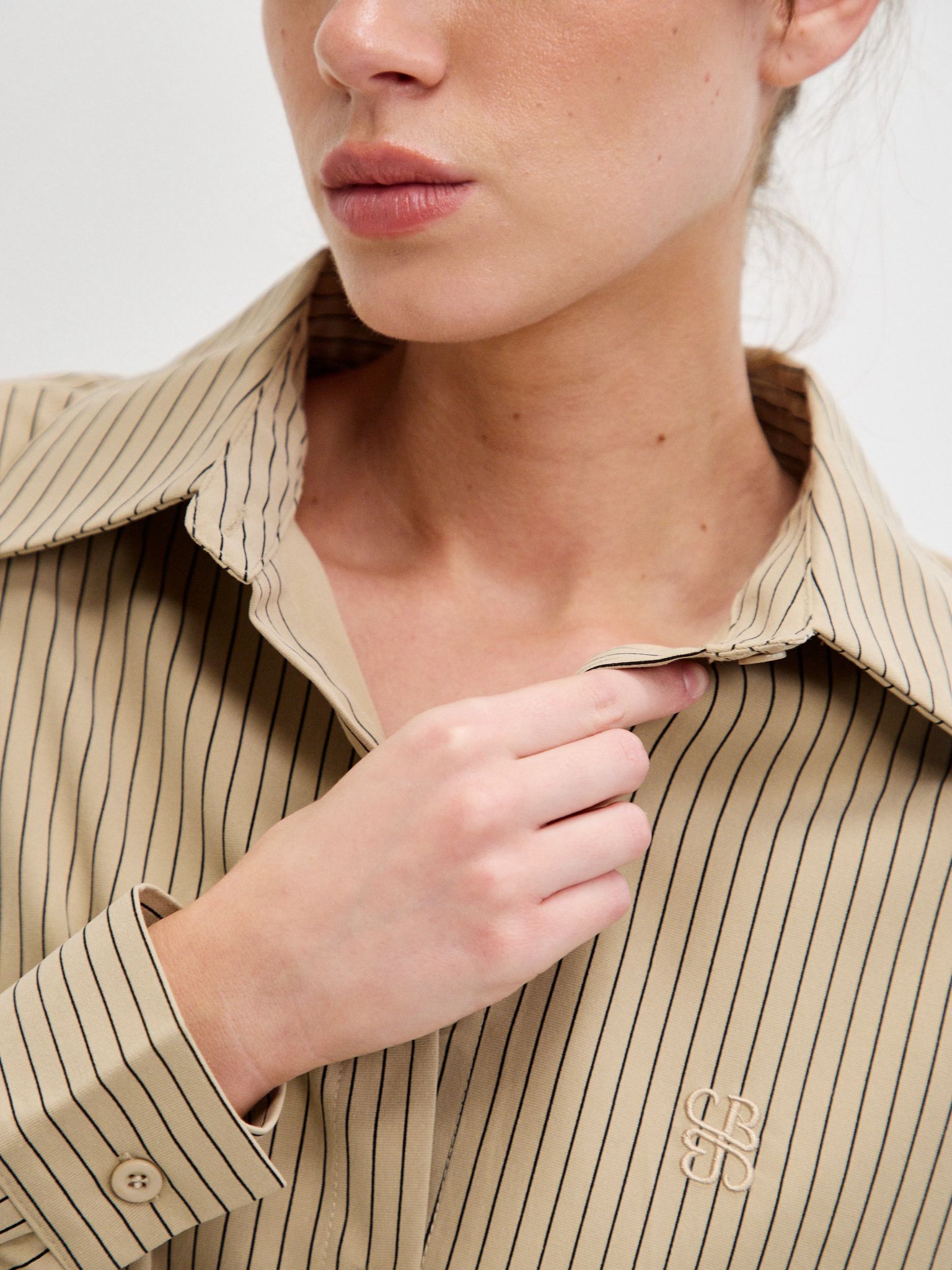 מכופתרת טאי פסים