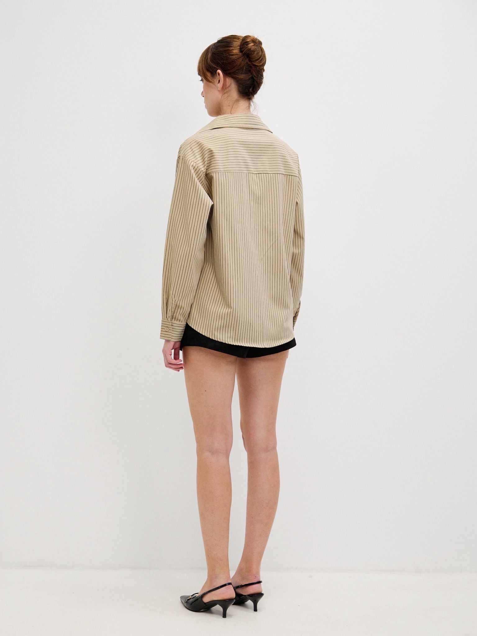 מכופתרת טאי פסים