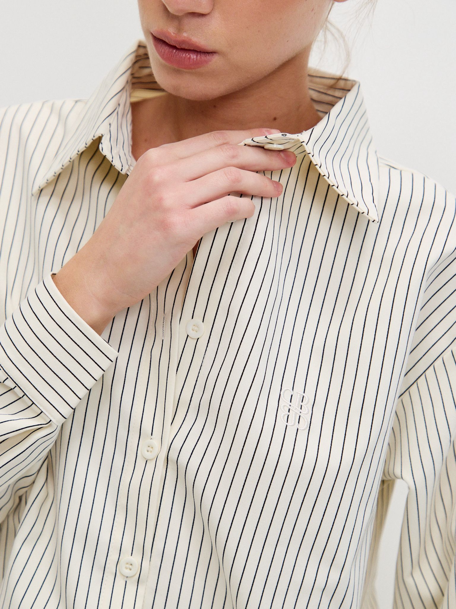 מכופתרת טאי פסים