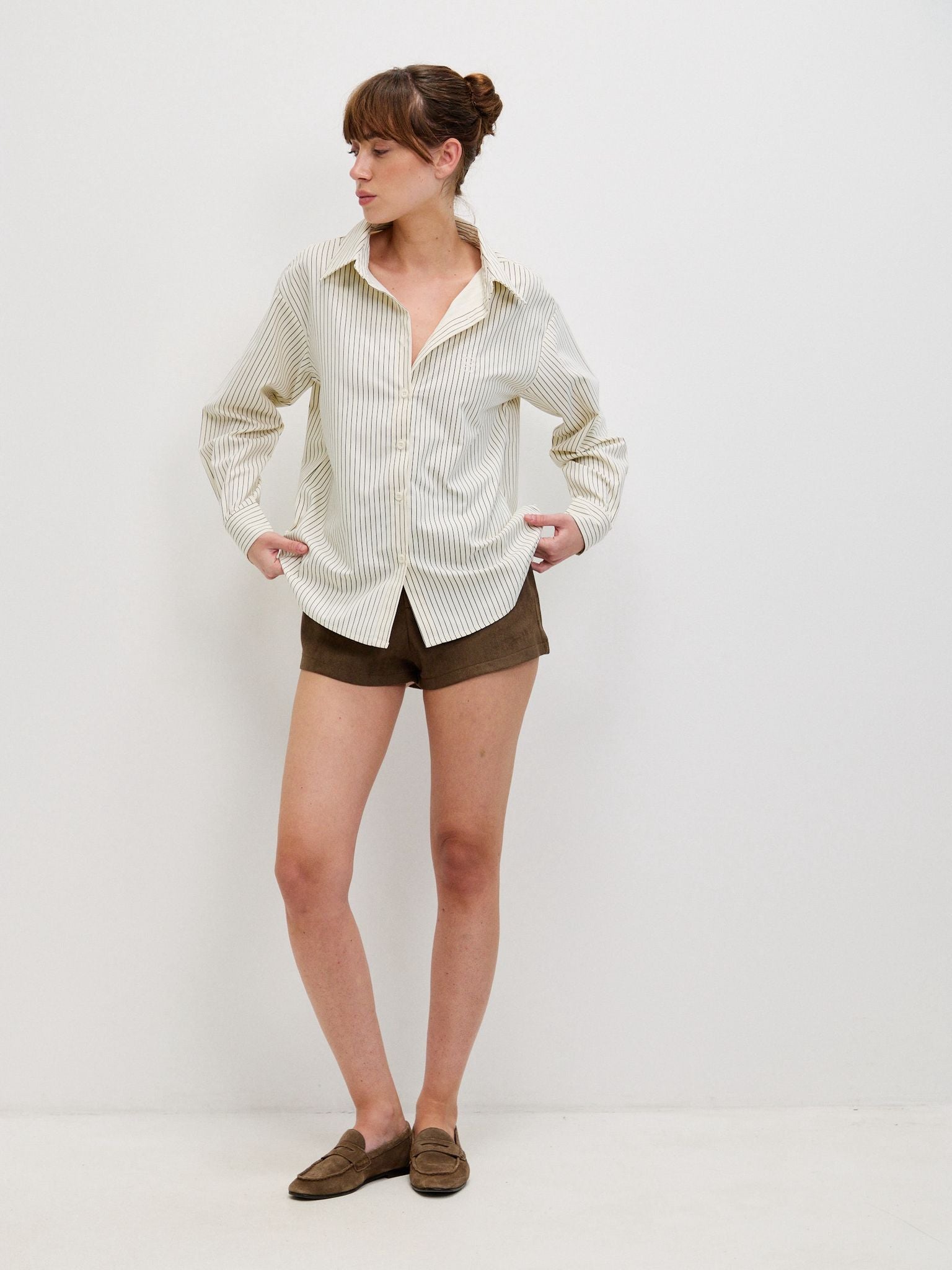 מכופתרת טאי פסים