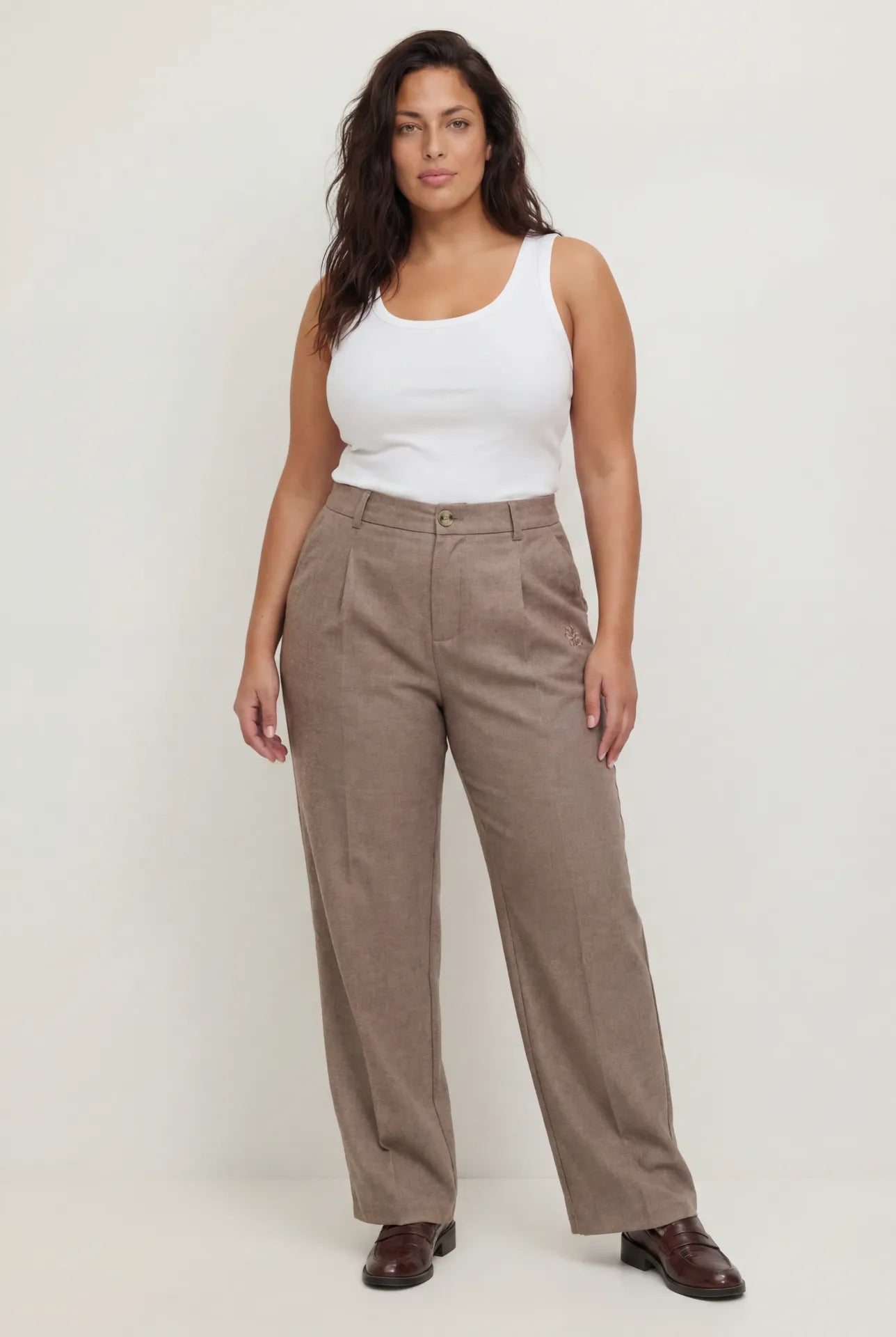 צילום דגם עם קולקציית מכנסיים