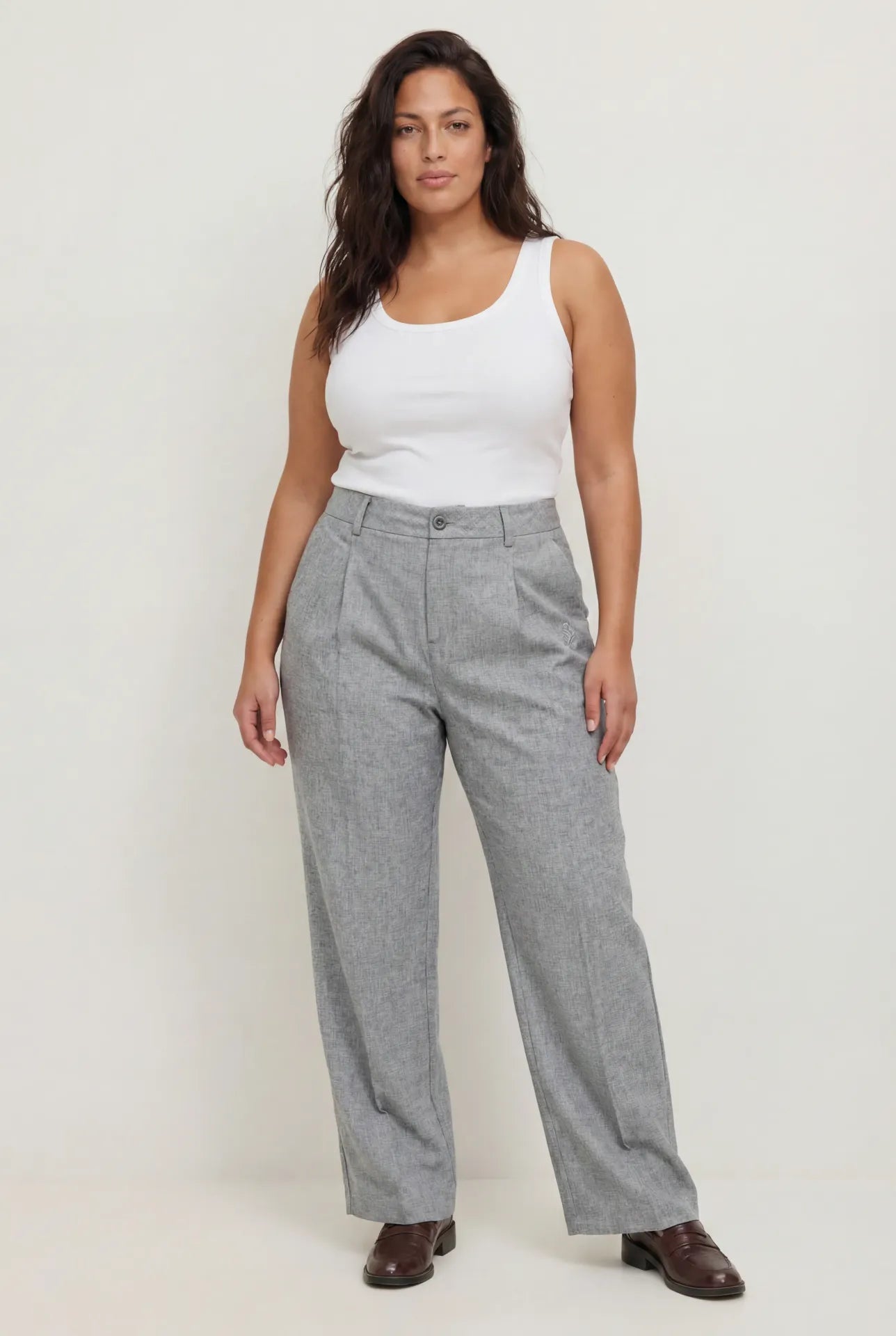 צילום דגם עם קולקציית מכנסיים