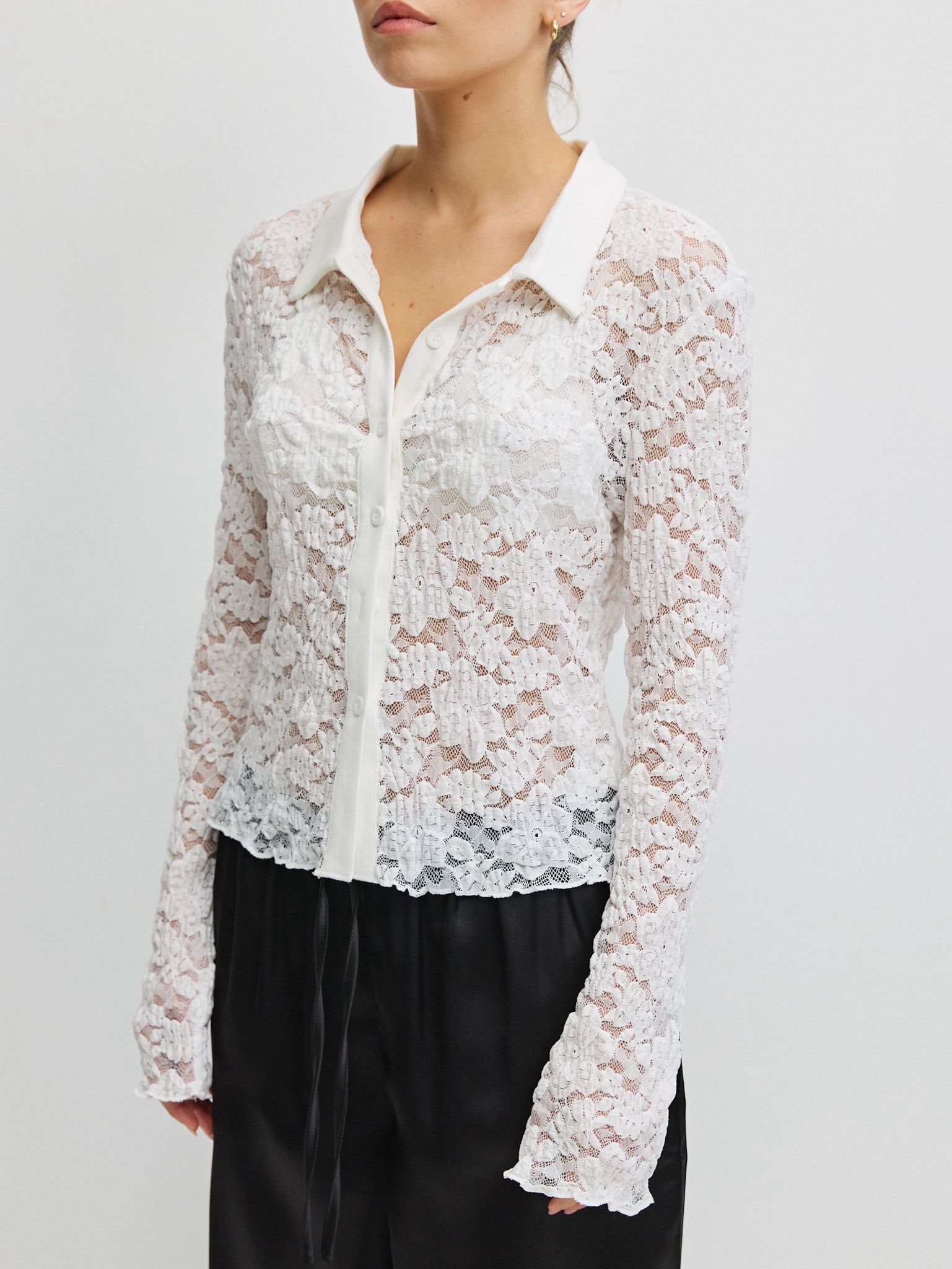 מכופתרת הייזל תחרה