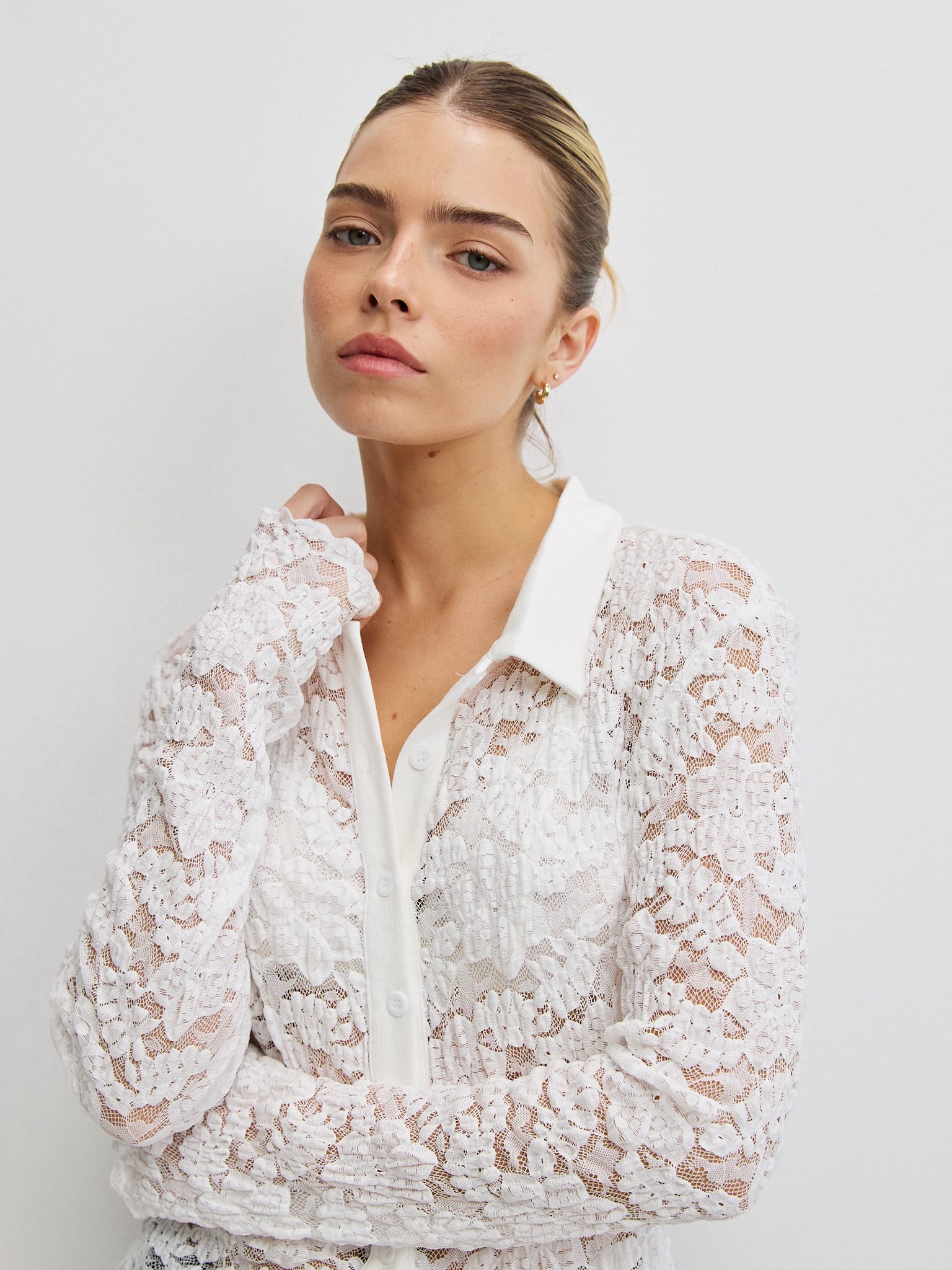 מכופתרת הייזל תחרה