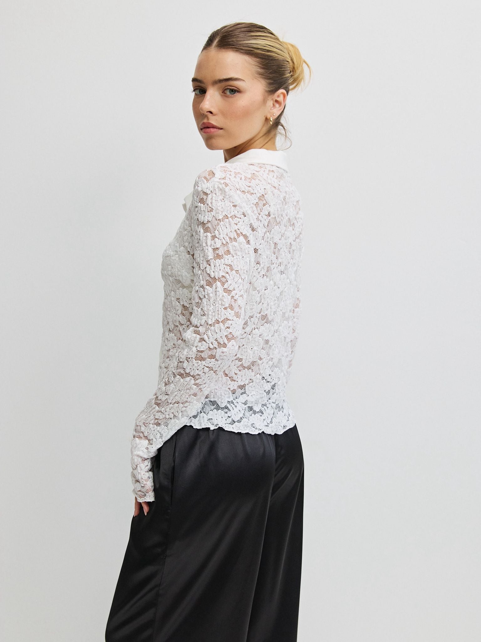 מכופתרת הייזל תחרה