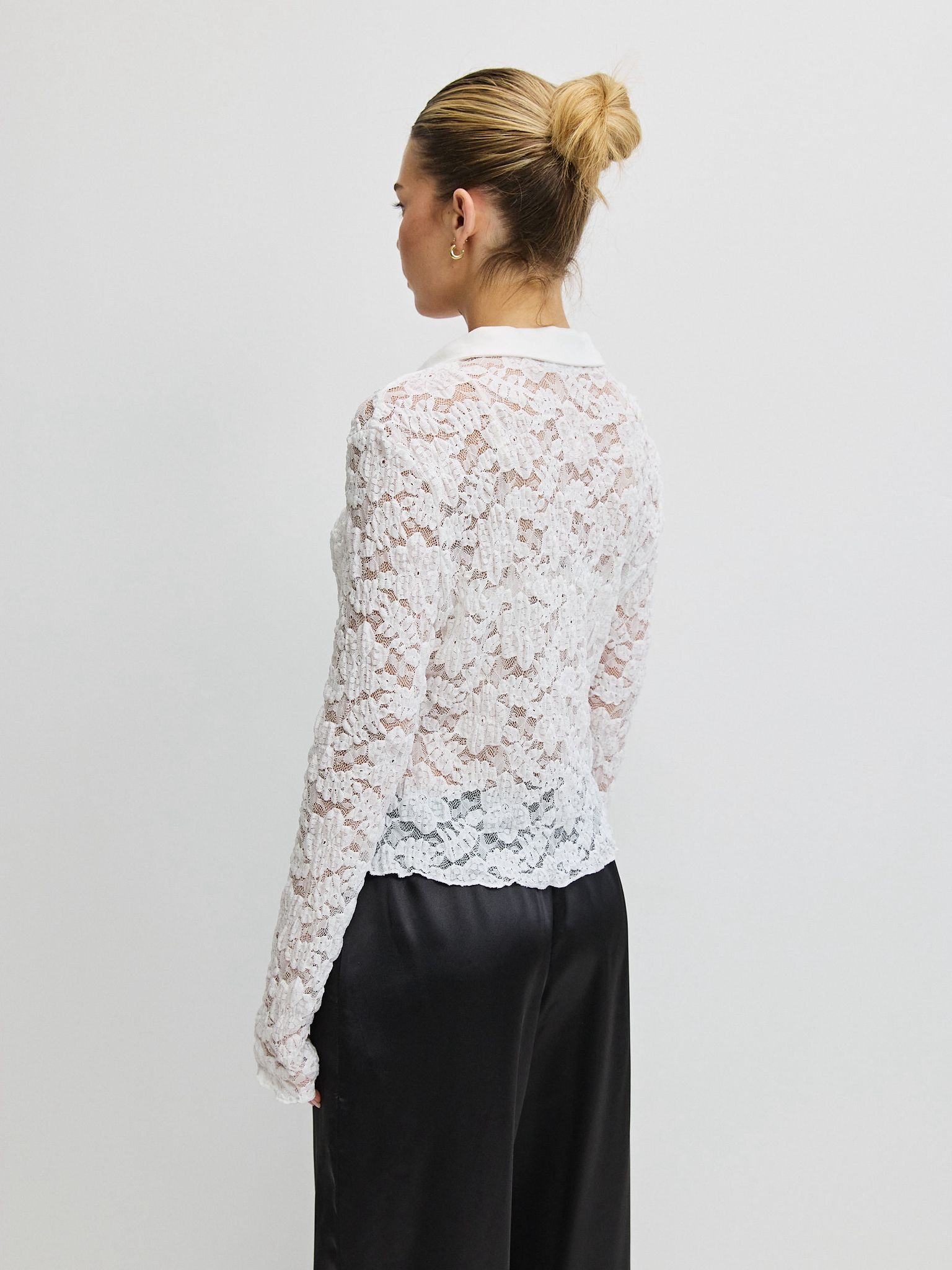 מכופתרת הייזל תחרה