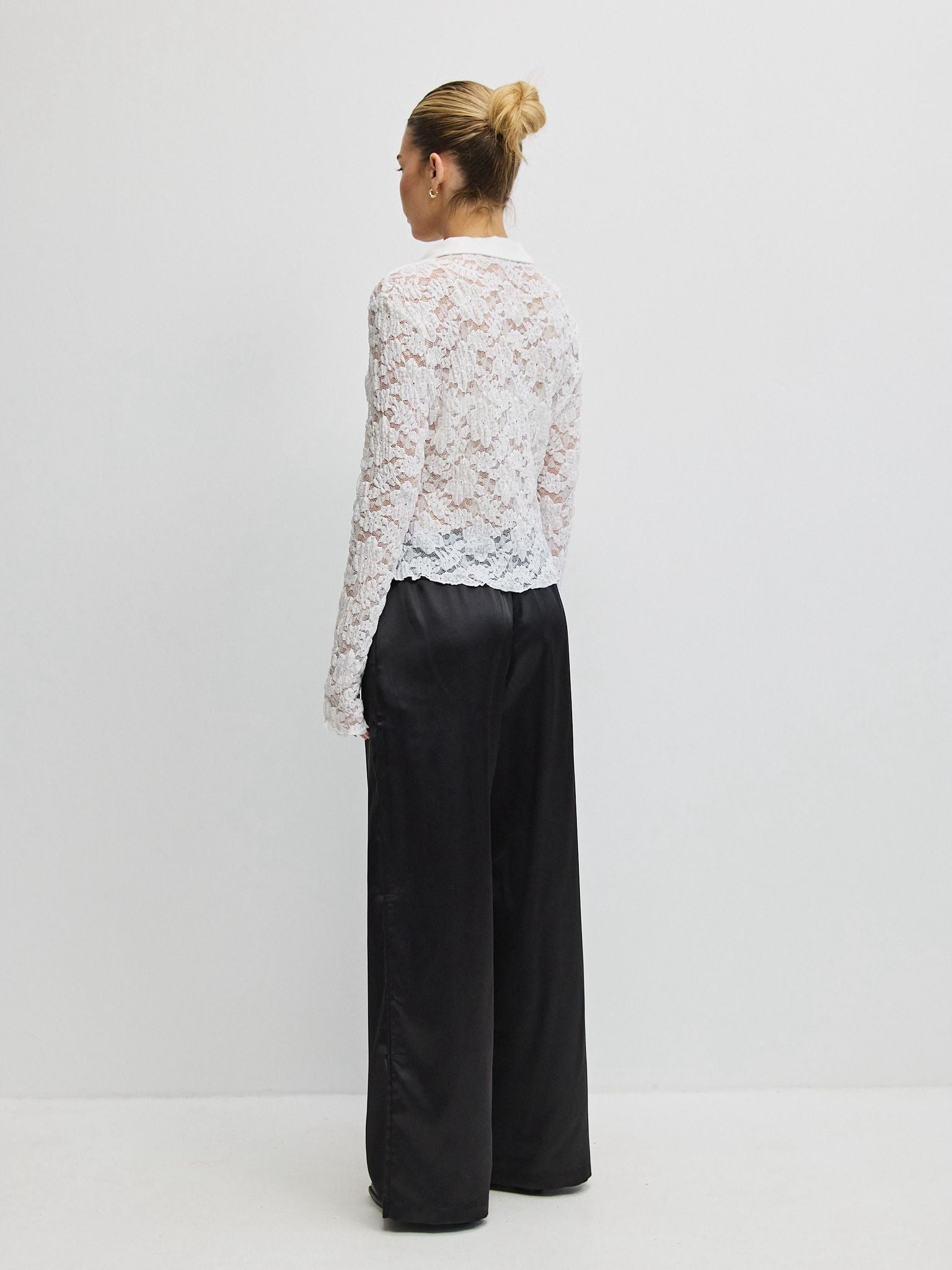 מכופתרת הייזל תחרה