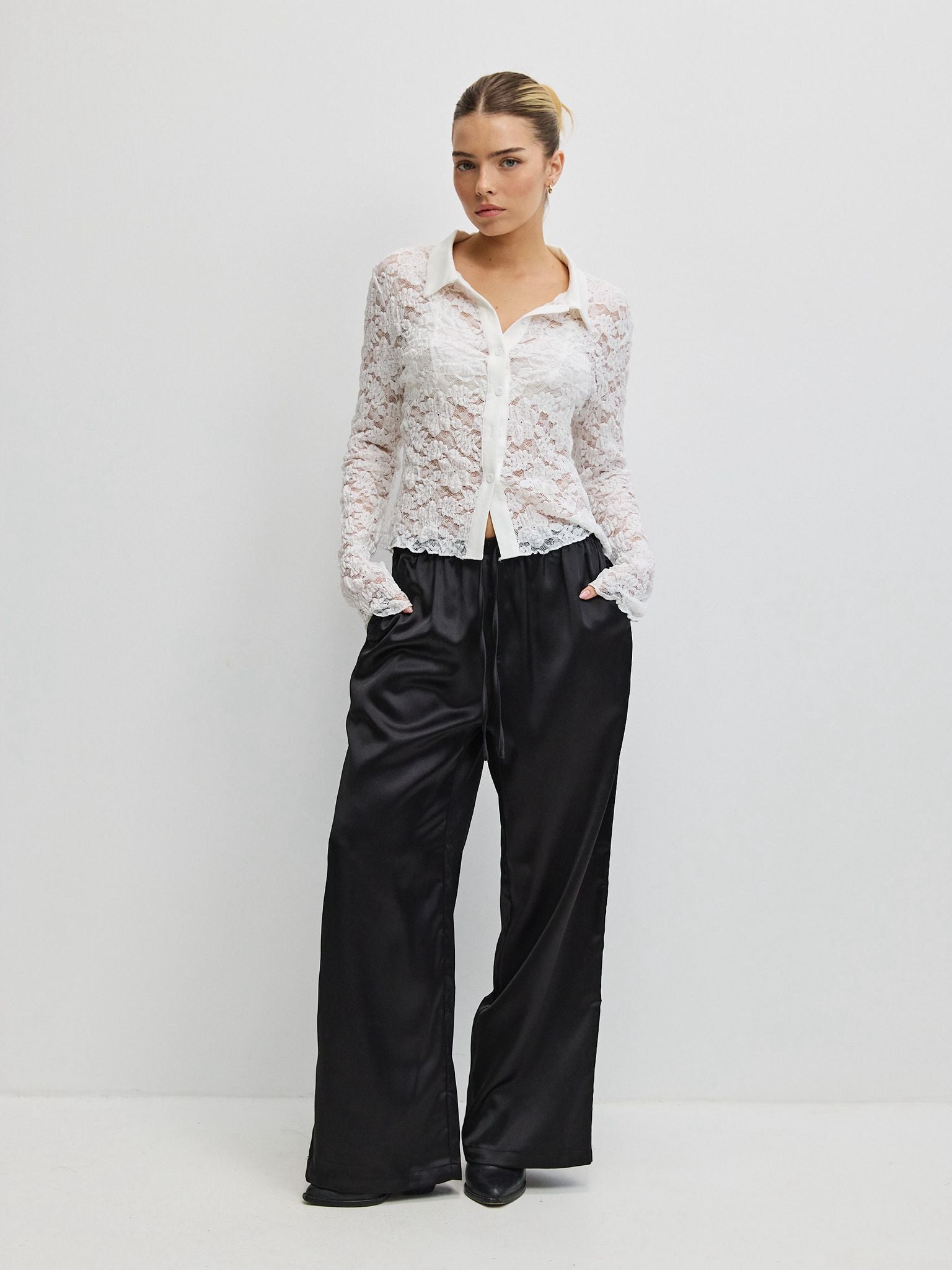 מכופתרת הייזל תחרה