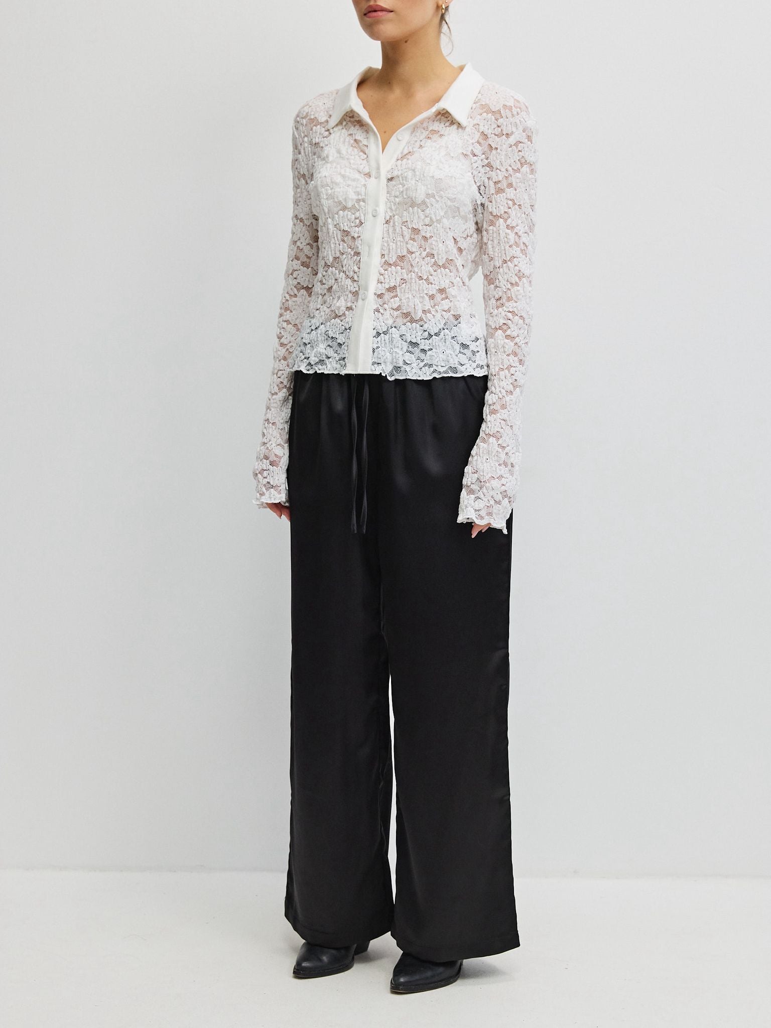 מכופתרת הייזל תחרה