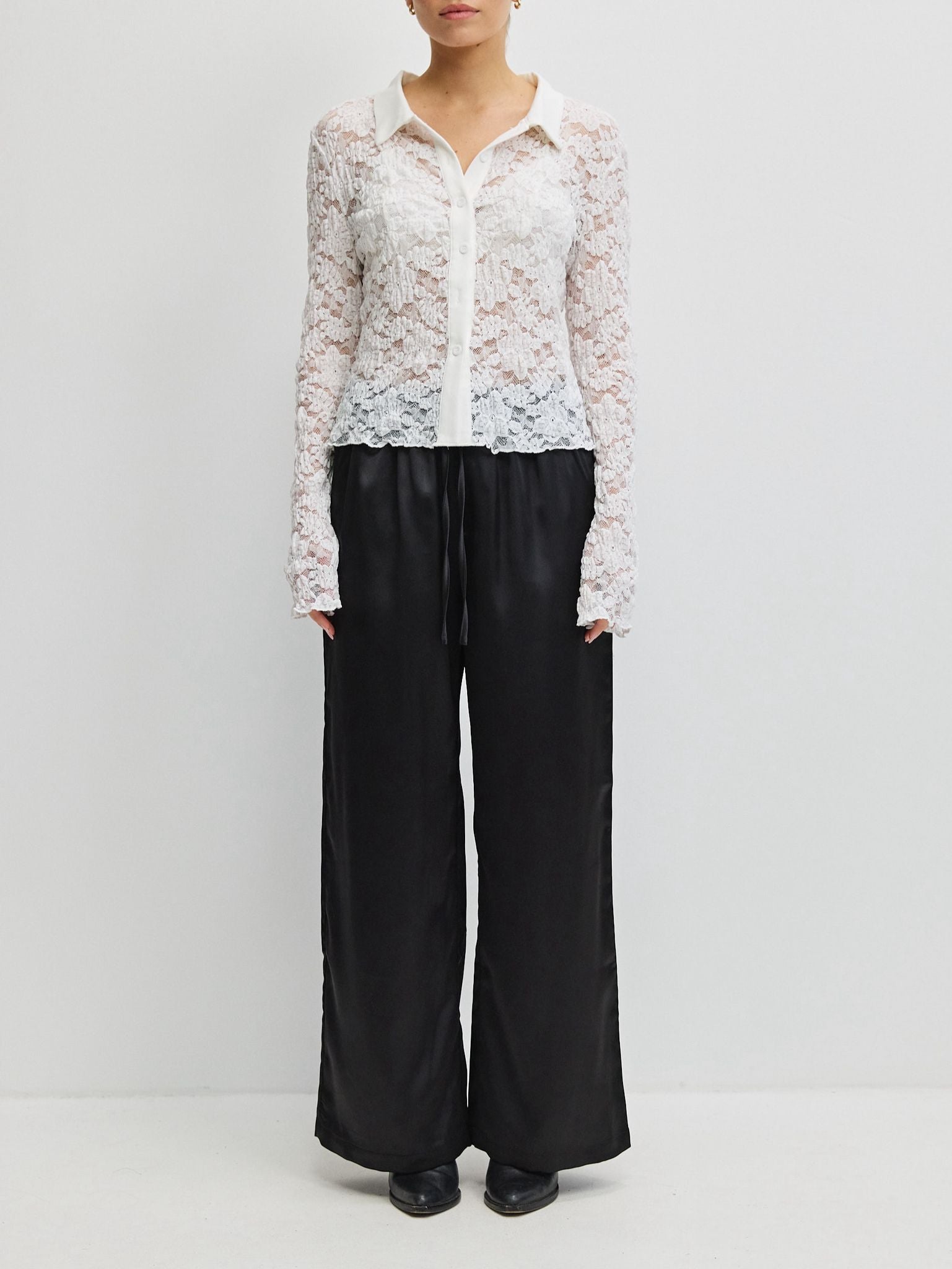 מכופתרת הייזל תחרה